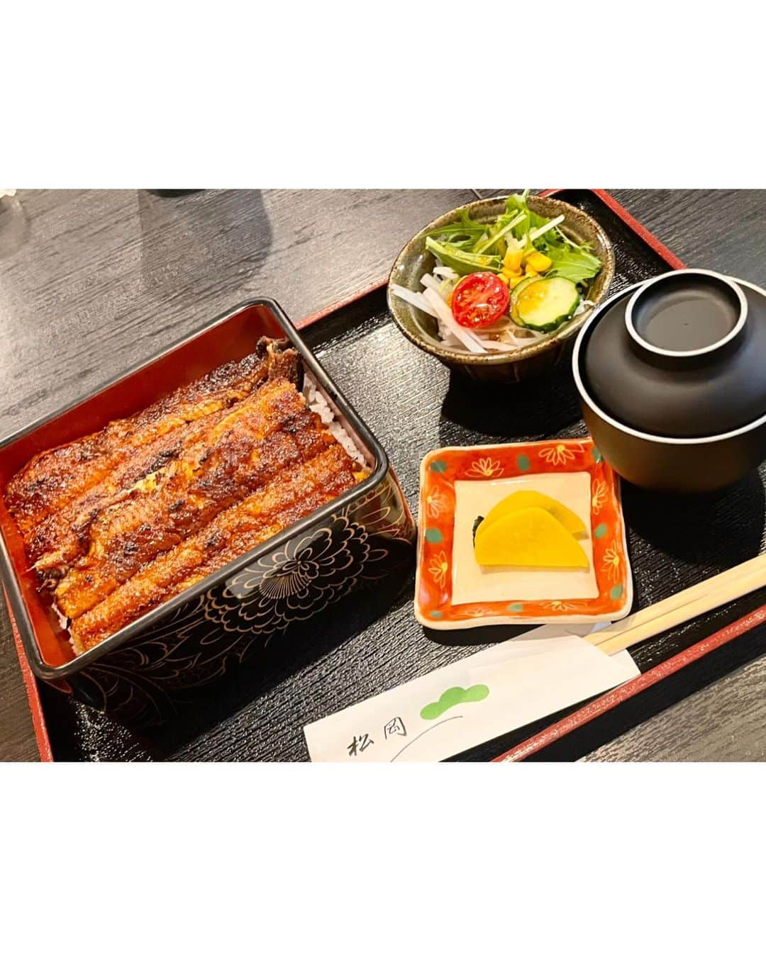 ぱいぱいでか美さんのインスタグラム写真 - (ぱいぱいでか美Instagram)「三重の鰻だいすき🥹 . 先日のおふろcafé湯守座さんでのお仕事の帰り 四日市で鰻食べてから帰りました🙏🏻 (なので見た目クタクタで眉毛も消えかけてて誤魔化してます申し訳ない笑) 近鉄四日市付近で検索して「うなぎ　松岡」本店に行きました！ メニューに松岡の養鰻場の情報とかも書いてあったり 店先の桶に鰻いたりとか焼き場もちらっと見えたり…… そして何よりめっちゃ美味しくて！！！！！ 私は表面をカリッと焼いて身がフワッとしてるこの焼き方の鰻がやっぱり好きだし 鰻と言えば絶対にこの食感で育ってきてるので やっぱ地元で食べるご飯最高だーーー！！！ってなりました🫶🏻🥹  三重の鰻食べたことない人、是非訪れた際は食べてほしいほんとに！ いろいろ美味しいものあるから悩むと思うけど是非今後の候補に鰻を入れてください❤️‍🔥 本当におすすめ  ハロプロ研修生の実力診断テスト前日だったから 吉田姫杷ちゃんのFSKと共に…… . #三重 #三重県 #四日市 #三重グルメ #四日市グルメ #鰻 #うなぎ #うなぎ松岡 #うなぎ松岡本店 #ご飯ととるのがいいと聞きました #FSKとおでかけ #でか美ちゃん」5月4日 21時44分 - paipaidekami
