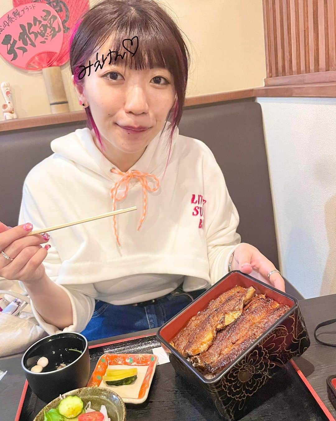 ぱいぱいでか美さんのインスタグラム写真 - (ぱいぱいでか美Instagram)「三重の鰻だいすき🥹 . 先日のおふろcafé湯守座さんでのお仕事の帰り 四日市で鰻食べてから帰りました🙏🏻 (なので見た目クタクタで眉毛も消えかけてて誤魔化してます申し訳ない笑) 近鉄四日市付近で検索して「うなぎ　松岡」本店に行きました！ メニューに松岡の養鰻場の情報とかも書いてあったり 店先の桶に鰻いたりとか焼き場もちらっと見えたり…… そして何よりめっちゃ美味しくて！！！！！ 私は表面をカリッと焼いて身がフワッとしてるこの焼き方の鰻がやっぱり好きだし 鰻と言えば絶対にこの食感で育ってきてるので やっぱ地元で食べるご飯最高だーーー！！！ってなりました🫶🏻🥹  三重の鰻食べたことない人、是非訪れた際は食べてほしいほんとに！ いろいろ美味しいものあるから悩むと思うけど是非今後の候補に鰻を入れてください❤️‍🔥 本当におすすめ  ハロプロ研修生の実力診断テスト前日だったから 吉田姫杷ちゃんのFSKと共に…… . #三重 #三重県 #四日市 #三重グルメ #四日市グルメ #鰻 #うなぎ #うなぎ松岡 #うなぎ松岡本店 #ご飯ととるのがいいと聞きました #FSKとおでかけ #でか美ちゃん」5月4日 21時44分 - paipaidekami
