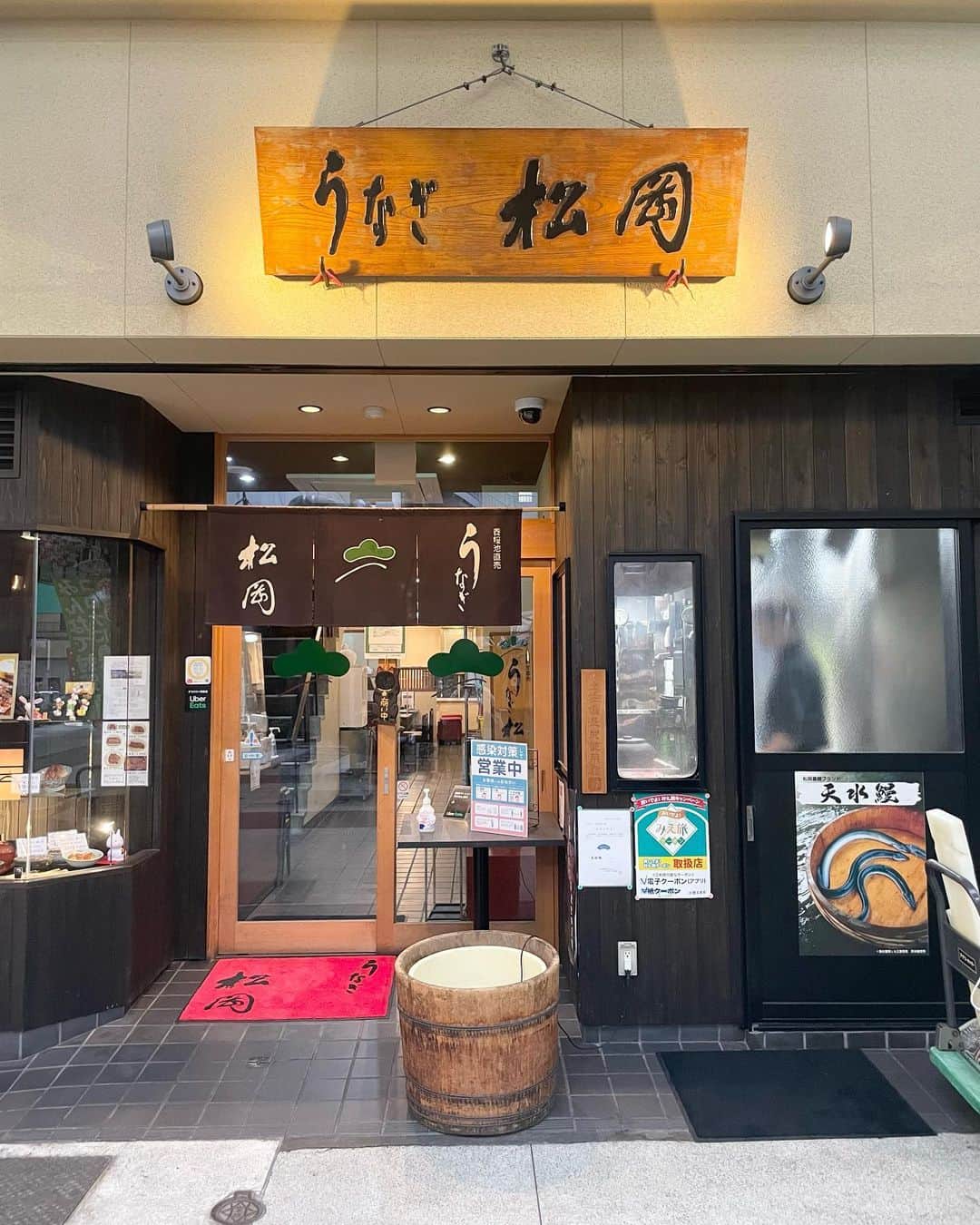 ぱいぱいでか美さんのインスタグラム写真 - (ぱいぱいでか美Instagram)「三重の鰻だいすき🥹 . 先日のおふろcafé湯守座さんでのお仕事の帰り 四日市で鰻食べてから帰りました🙏🏻 (なので見た目クタクタで眉毛も消えかけてて誤魔化してます申し訳ない笑) 近鉄四日市付近で検索して「うなぎ　松岡」本店に行きました！ メニューに松岡の養鰻場の情報とかも書いてあったり 店先の桶に鰻いたりとか焼き場もちらっと見えたり…… そして何よりめっちゃ美味しくて！！！！！ 私は表面をカリッと焼いて身がフワッとしてるこの焼き方の鰻がやっぱり好きだし 鰻と言えば絶対にこの食感で育ってきてるので やっぱ地元で食べるご飯最高だーーー！！！ってなりました🫶🏻🥹  三重の鰻食べたことない人、是非訪れた際は食べてほしいほんとに！ いろいろ美味しいものあるから悩むと思うけど是非今後の候補に鰻を入れてください❤️‍🔥 本当におすすめ  ハロプロ研修生の実力診断テスト前日だったから 吉田姫杷ちゃんのFSKと共に…… . #三重 #三重県 #四日市 #三重グルメ #四日市グルメ #鰻 #うなぎ #うなぎ松岡 #うなぎ松岡本店 #ご飯ととるのがいいと聞きました #FSKとおでかけ #でか美ちゃん」5月4日 21時44分 - paipaidekami
