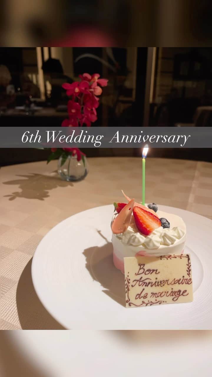 DJ YURiAのインスタグラム：「6th Wedding Anniversary👫🏻  あっという間に6年！ 夫婦関係にも、今は色んな形がありますね。 結婚、夫婦はパートナーだなと日々思います。 向かい合っているのではなくて、同じ方向を向いて歩いている。 話し合って、許し合って、認め合って、助け合って、励まし合って、尊敬し合える関係でありたいです。 同じ船に乗るのではなく、それぞれの船に乗って、同じ方向へ航海するのが良いみたい。たしかに！って思った⛵️依存ではなくて、自立した集団が理想。それは娘に対しても同じ想い。 そして、"完璧"を求めず、比べない。  娘も大きくなってきたので、少しゆっくりのんびりしたくて、今回は子供メインというより夫婦メインのホテルにしました。食事はファミリーはエリアがまとまって階も違ったので、安心してフレンチのコースを楽しめました。  ベッドにスワンが居たのはハネムーンぶり🦢 娘が大切に持ってきたぬいぐるみも一緒に飾られていて、 私よりも『きゃー！すてきー！』と叫んでました笑  お料理も、サービスも良くて、素敵な1日になりました。  #weddinganniversary #family #結婚記念日 #沖縄旅行 #家族旅行 #hiramatsuhotels」