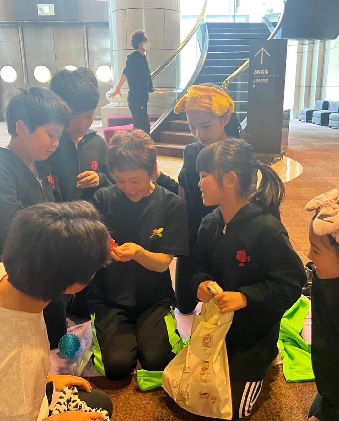 のインスタグラム：「今日は、大阪公演初日。 本当に熱い拍手をありがとうございました。 初日の二回は大変なスケジュールだったけどあんな、熱い拍手をいただいたら不思議に疲れなどふっとんでしまいます。 明日も頑張れます。  私の子供ベィビージューンからお人形、ベィビールイーズから、カードをもらった日の写真です。  二人とも何でこんなに素敵な絵を描けて、こんな素敵なお人形を作れるのぉ。 すごい👍 可愛い😍 宝物箱に入れます😊 #GYPSY #ありがとう😊  チームレッド #久住星空　ちゃん #大久保実生　ちゃん #古閑暁奈　ちゃん #前田晴秋　くん #占部智輝　くん #鳴海竜明　くん #立花優愛　くん #大竹しのぶ」