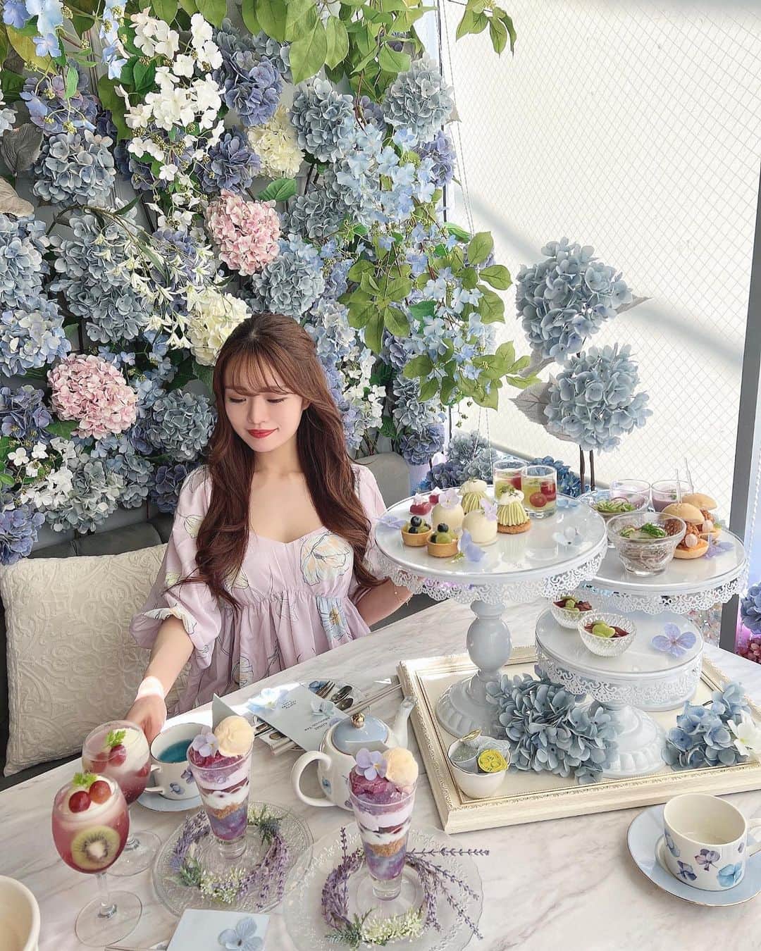 のインスタグラム：「AJISAI Afternoon Tea🩵 at @hautecouturecafe_official   中目黒にあるHAUTE COUTURE CAFEさんの 4/27〜start した紫陽花アフタヌーンティーに お邪魔して来ました🫧🫧  今回ものあちゃんと🩵 　 内装もアフタヌーンティーのスタンドも、 今までで一番好きかもしれない🥹 とってもとっても可愛かったです🫶 　 大人気過ぎて期間中もうお席が完売だそうで 期間延長も検討中だそうなので、詳細は HAUTE COUTURE CAFEさんのインスタを チェックしてみてくださいね🫧 　 ドレス　@lovebonito   　 　 #アフタヌーンティー#ヌン活#中目黒カフェ#中目黒ランチ#アフタヌーンティーセット#afternoontea#東京カフェ#お花#紫陽花#アジサイ#hautecouturecafe」