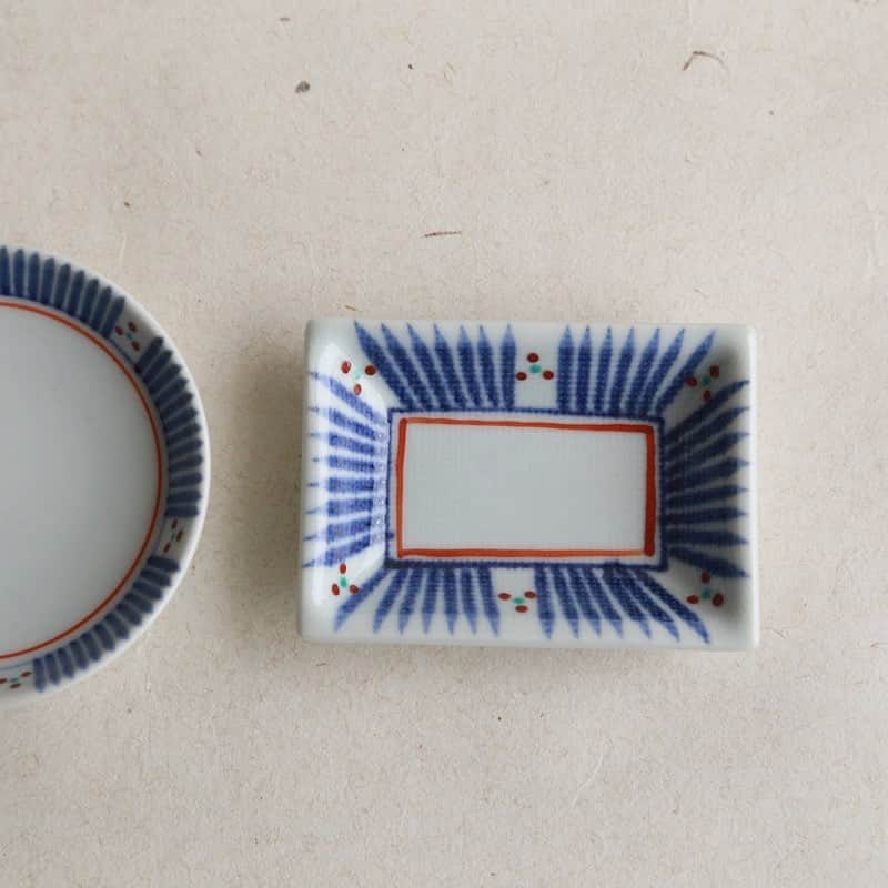 moyaisさんのインスタグラム写真 - (moyaisInstagram)「縁に十草三つ紋模様（とくさみつもんもよう）が施された、どこか懐かしく、可愛らしい角皿。十草模様は縦縞の模様で、日本で古くから親しまれてきた模様の一つ。その間に赤絵で三つ紋が施されています。 取り皿やお菓子皿としてちょうどいいサイズです。  #yaora #美しい暮らしの良品  #愛媛 #砥部焼 #梅山窯  #磁器 #うつわ #porcelain」5月4日 21時48分 - yaora.life