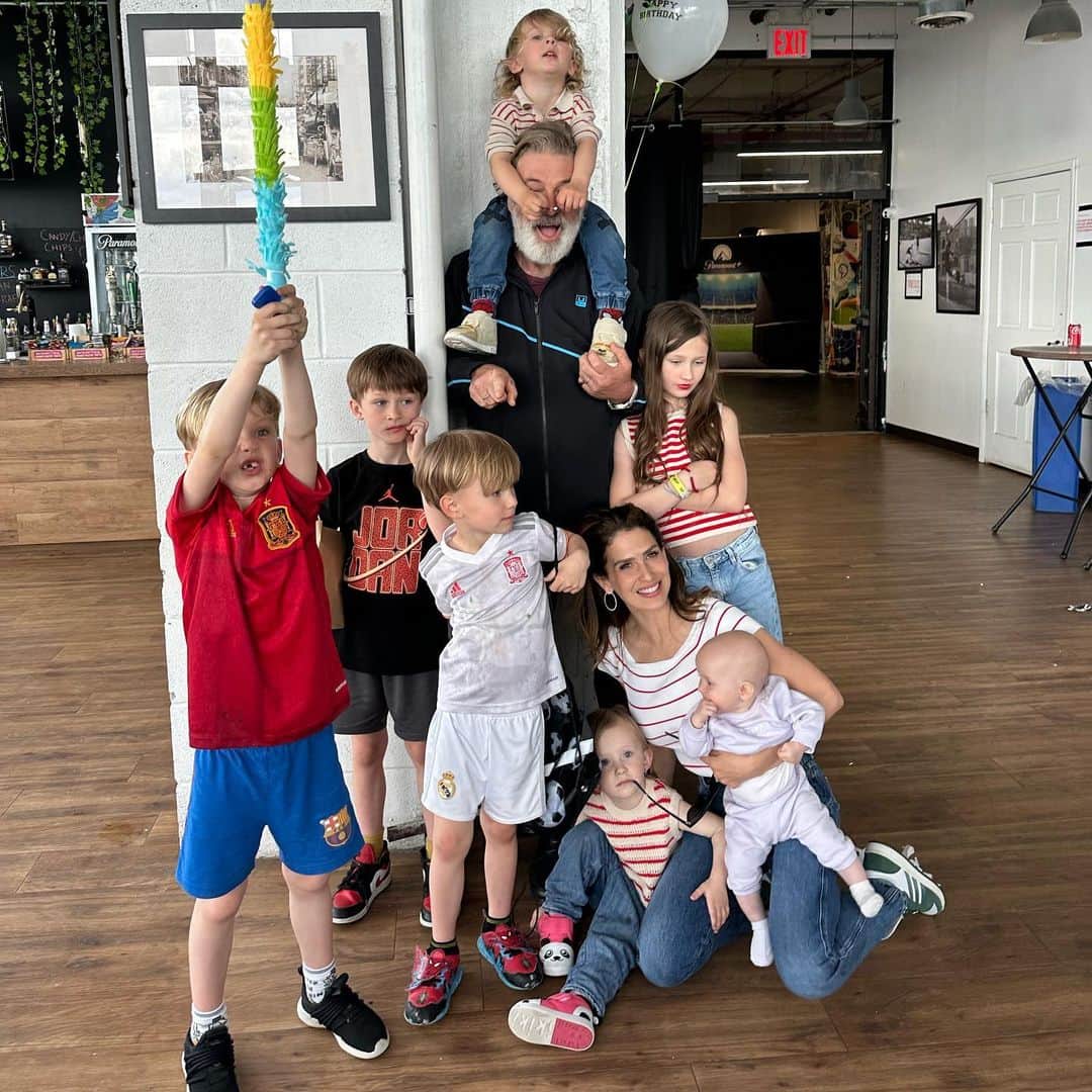 アレック・ボールドウィンのインスタグラム：「A lot going on in this photo. As usual. It was Romeo’s birthday party. (actual birthday is May 17) Thanks to all my children’s friends/classmates who joined us. I have never seen kids devour more candy in my lifetime. They’re like locusts. Candy locusts.」