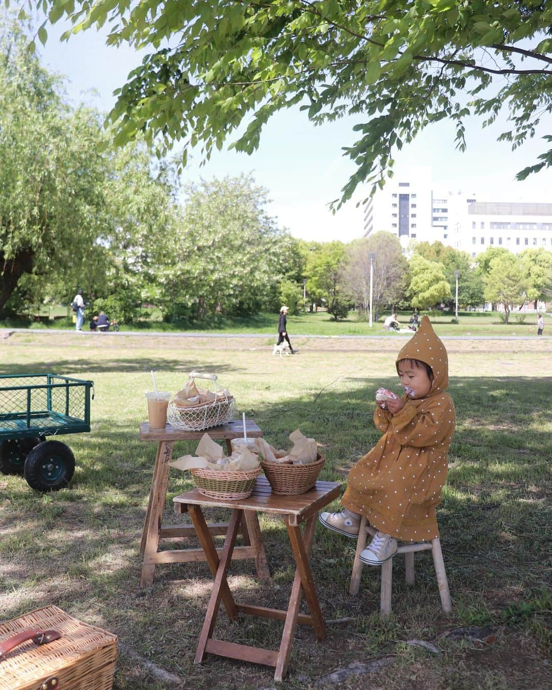 AYAさんのインスタグラム写真 - (AYAInstagram)「_ 小人さんとピクニックしてきた🥪  ほんまこういうの似合いすぎる（笑） 帽子嫌いやのにこれは被ってくれてた🤣 この日見るたびに笑けたし癒された🤣🤣  そしていちごサンド爆食いしてまちた🍓 口に生クリームいっぱいつけて、かわちい。  あ、この日初めて髪の毛切りました 前髪ぱっつん、やめてってされたので 歪んでます(今もそのまま)  #詩珠diary   #大阪カフェ#ピクニック#大阪ピクニック#子連れお出かけ#1歳女の子#1歳5ヶ月#女の子コーデ#ママコーデ#関西ママ#京都ママ#京都ママと繋がりたい」5月4日 21時53分 - a.y.hana_12o6