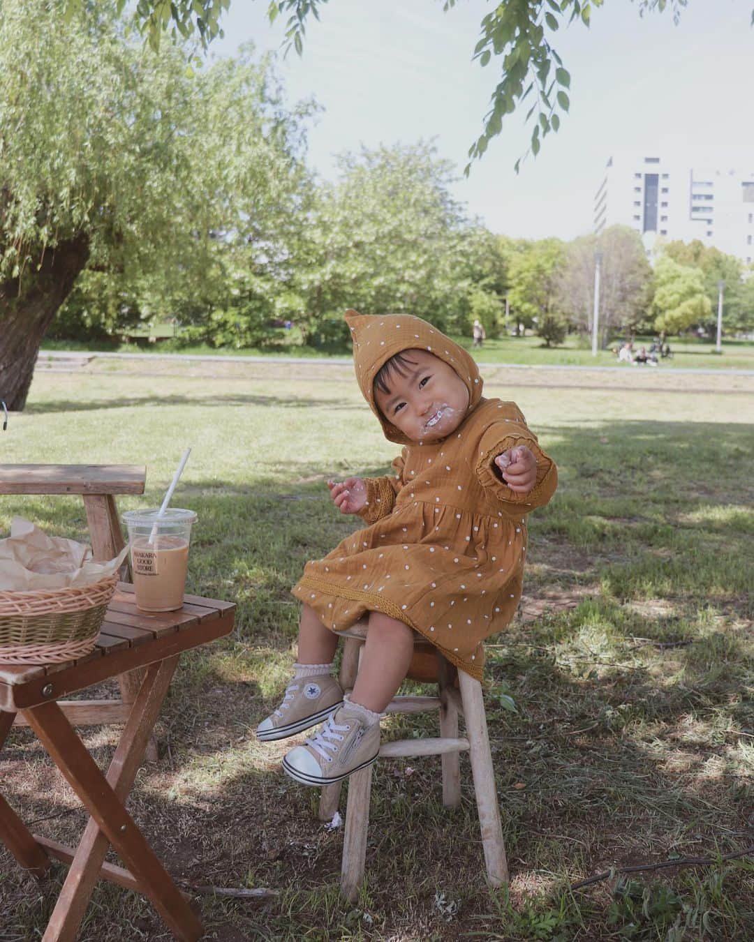 AYAさんのインスタグラム写真 - (AYAInstagram)「_ 小人さんとピクニックしてきた🥪  ほんまこういうの似合いすぎる（笑） 帽子嫌いやのにこれは被ってくれてた🤣 この日見るたびに笑けたし癒された🤣🤣  そしていちごサンド爆食いしてまちた🍓 口に生クリームいっぱいつけて、かわちい。  あ、この日初めて髪の毛切りました 前髪ぱっつん、やめてってされたので 歪んでます(今もそのまま)  #詩珠diary   #大阪カフェ#ピクニック#大阪ピクニック#子連れお出かけ#1歳女の子#1歳5ヶ月#女の子コーデ#ママコーデ#関西ママ#京都ママ#京都ママと繋がりたい」5月4日 21時53分 - a.y.hana_12o6