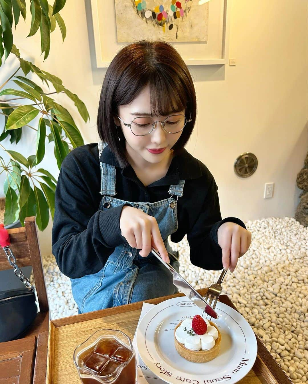 宮瀬彩加さんのインスタグラム写真 - (宮瀬彩加Instagram)「最近のカフェ活色々🍰☕️🤍🤎 かわいいカフェ大好きなーん。 みなさまGWいかがお過ごし？🐰  #cafe #gw #表参道」5月4日 21時57分 - ayaka_miyase