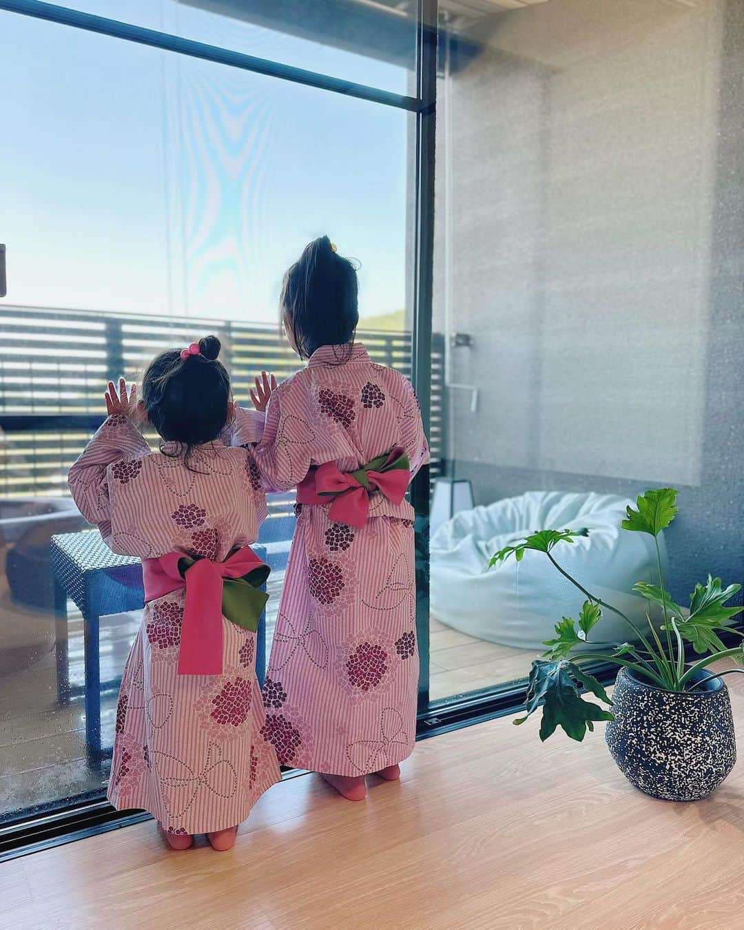 のインスタグラム：「GWどこかへ行かないと親の体力がもたない...ので急遽♨️  . #GW #こどものいる暮らし」