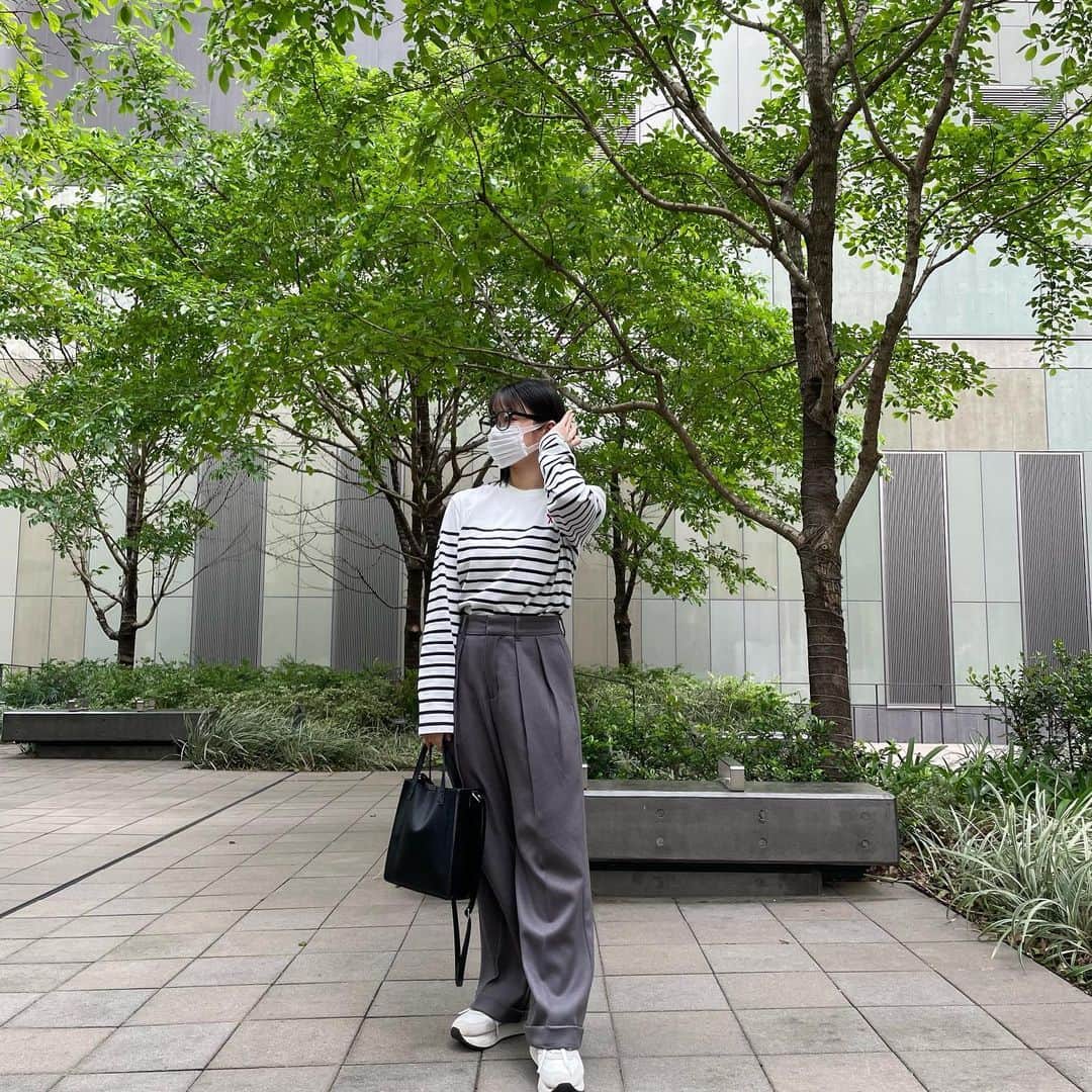 のインスタグラム：「お友達がパリのお土産にくれたトップスがかわいい👕  . . . . . . . #amiparis #Ami #ボーダートップス #スラックスコーデ #スラックスパンツ」