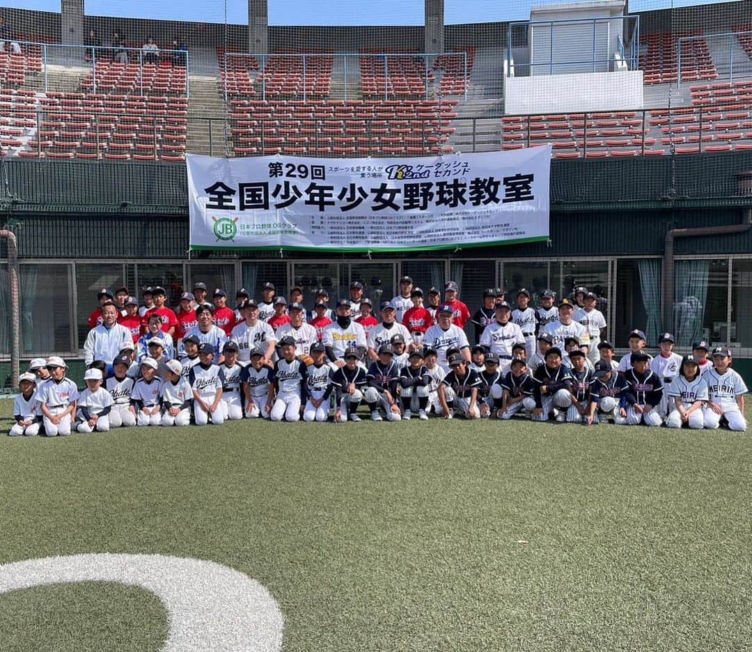 黒羽根利規さんのインスタグラム写真 - (黒羽根利規Instagram)「プロ野球OBクラブの野球教室inダイナムスタジアム伊勢 総勢140名の未来のある子どもたちにしっかりパワーを注入してきました👍🏼 この中から1人でも多くプロ野球選手が出てほしいなー👀 パワーもらいに行きたかった伊勢神宮行けなかったー😭 赤福だけ買って伊勢を満喫しましたとさっ😆チャンチャン  #プロ野球OBクラブ #ダイナムスタジアム伊勢 #4枚目は #同級生のすーさん #15年ぶりぐらいだろうか #それにしても #高橋智さん #でかすぎるでしょー #あだ名は #デカさん #ツボです笑 #偉大な先輩方ありがとうございました #バネフレーム #も忘れずに〜つけ麺で締める」5月4日 22時05分 - toshiki_k42