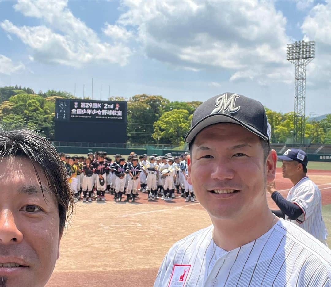 黒羽根利規さんのインスタグラム写真 - (黒羽根利規Instagram)「プロ野球OBクラブの野球教室inダイナムスタジアム伊勢 総勢140名の未来のある子どもたちにしっかりパワーを注入してきました👍🏼 この中から1人でも多くプロ野球選手が出てほしいなー👀 パワーもらいに行きたかった伊勢神宮行けなかったー😭 赤福だけ買って伊勢を満喫しましたとさっ😆チャンチャン  #プロ野球OBクラブ #ダイナムスタジアム伊勢 #4枚目は #同級生のすーさん #15年ぶりぐらいだろうか #それにしても #高橋智さん #でかすぎるでしょー #あだ名は #デカさん #ツボです笑 #偉大な先輩方ありがとうございました #バネフレーム #も忘れずに〜つけ麺で締める」5月4日 22時05分 - toshiki_k42