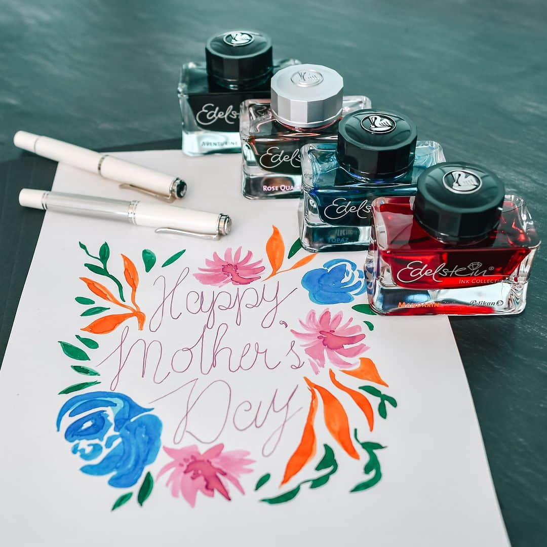 ペリカンさんのインスタグラム写真 - (ペリカンInstagram)「Mother's Day is only a few days ahead - prepare a present with our Edelstein Inks.  Get creative this year and design your own Mother's Day card. For example, we used these 4 wonderful colors from our Edelstein® Ink Collection to create a beautiful greeting card:  - Edelstein®Ink of the year 2023 Rose Quartz - Edelstein® Ink Mandarin - Edelstein® Ink Topaz  - Edelstein® Ink Aventurine  Have you ever tried our inks to get creative?  #Edelsteinink #Inkoftheyear #mothersday #mothersdaycard #pelikanpassion #pelikan #edelsteininkbottle」5月4日 22時00分 - pelikan_passion