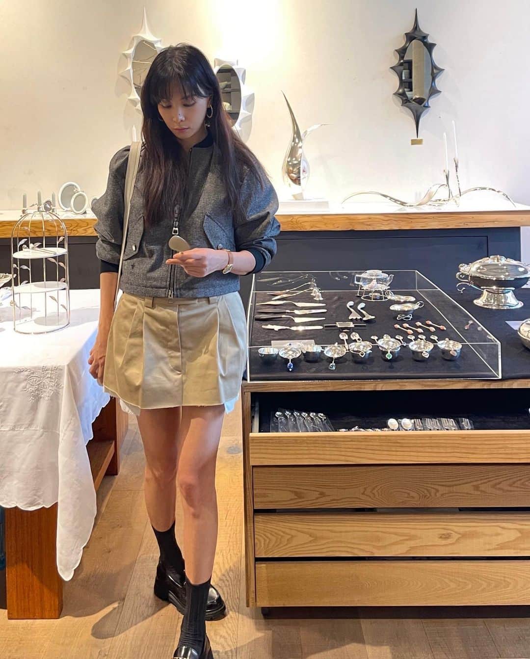 コ・ソヨンさんのインスタグラム写真 - (コ・ソヨンInstagram)「주소원작가전시💜 #sowonjoostudio  #silvertableware  #tablesetting」5月4日 22時00分 - kosoyoung_official