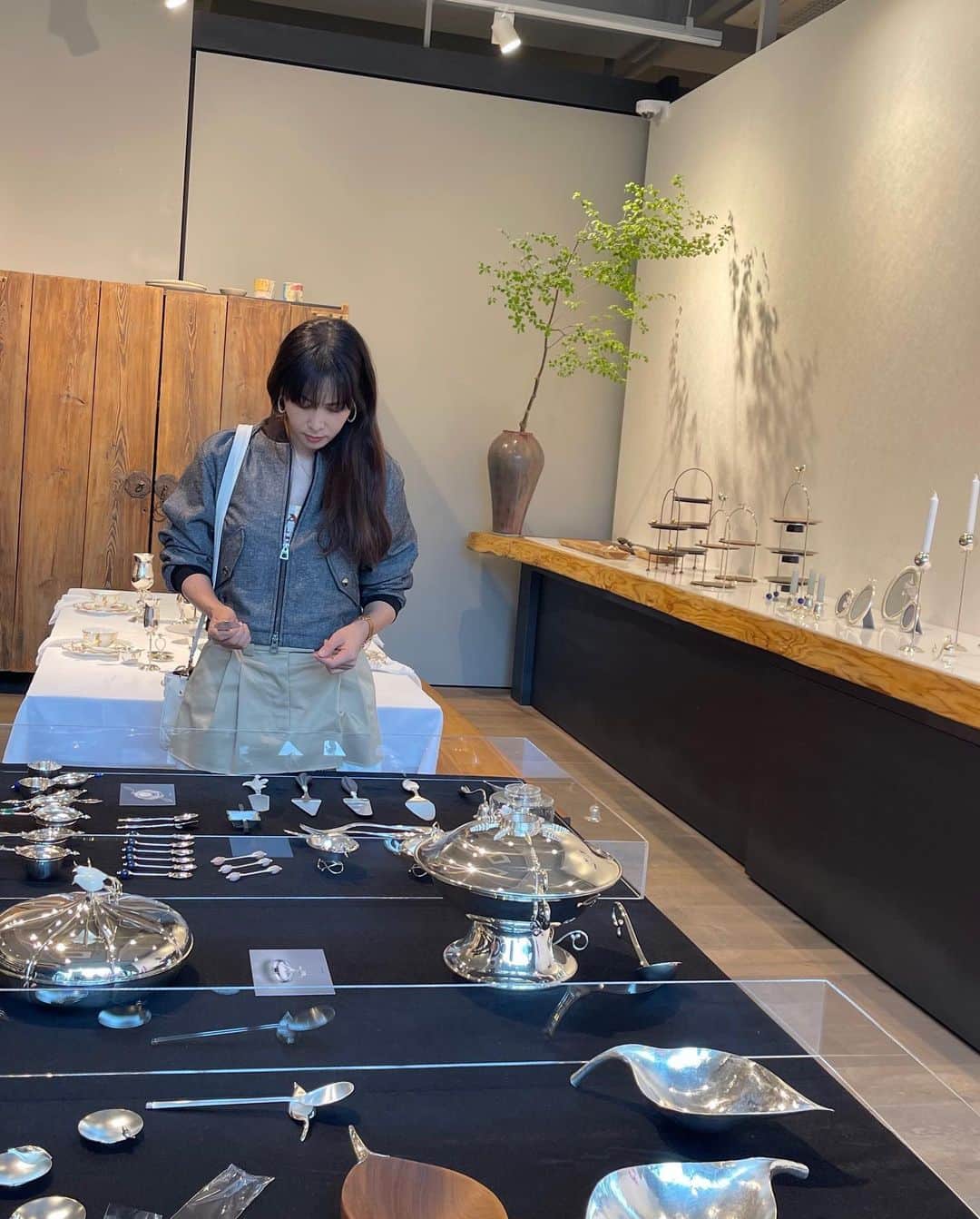 コ・ソヨンさんのインスタグラム写真 - (コ・ソヨンInstagram)「주소원작가전시💜 #sowonjoostudio  #silvertableware  #tablesetting」5月4日 22時00分 - kosoyoung_official