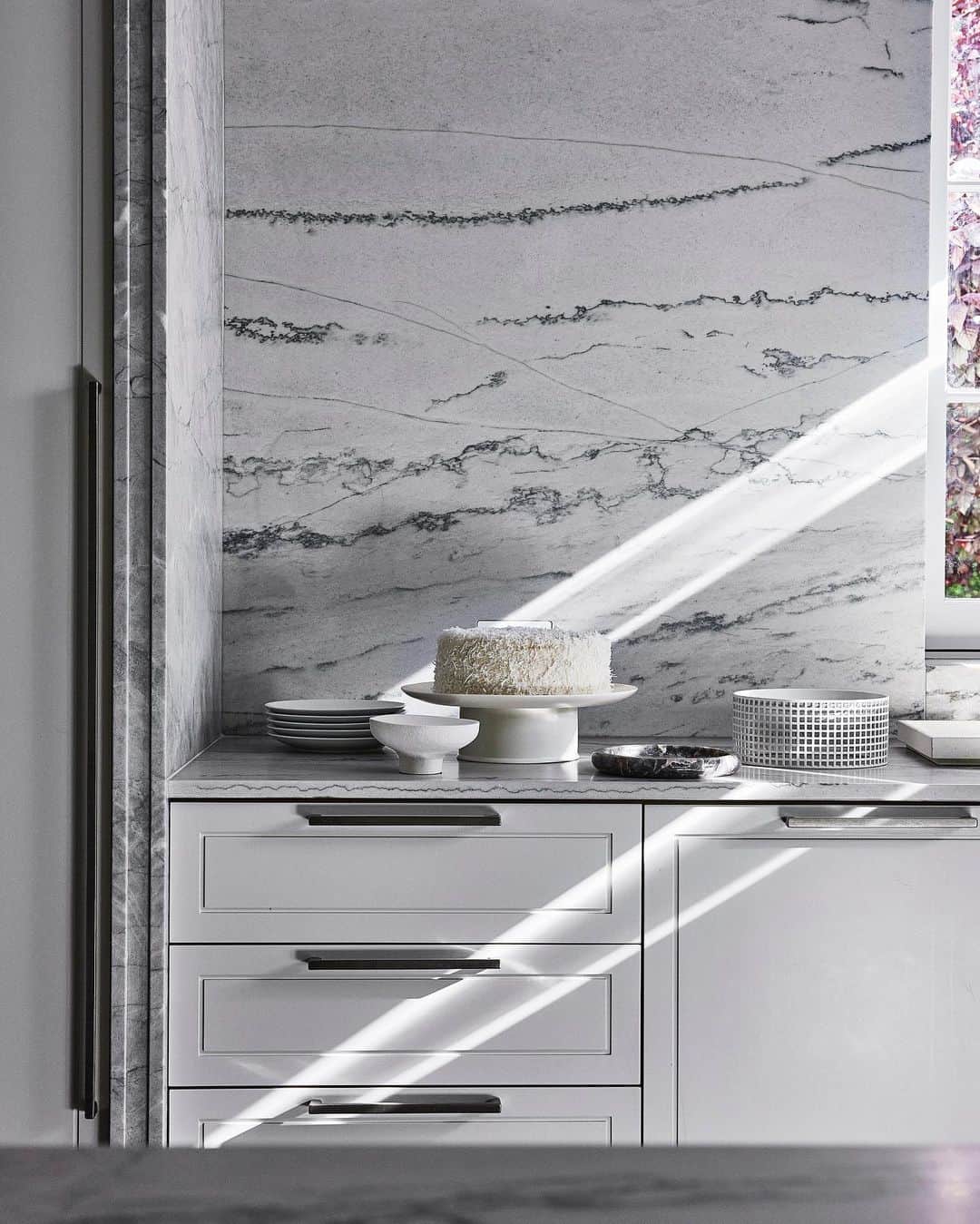 ケリーウェアスラーのインスタグラム：「QUIET LUXURY. In this private residence, this kitchen is highly functional… yet its simplicity is built to last. The monochrome, crisp, matt white cabinetry coupled with the delicate movement of the marble is chic and timeless… The juxtaposition of these elements is the secret sauce of this design. XK」