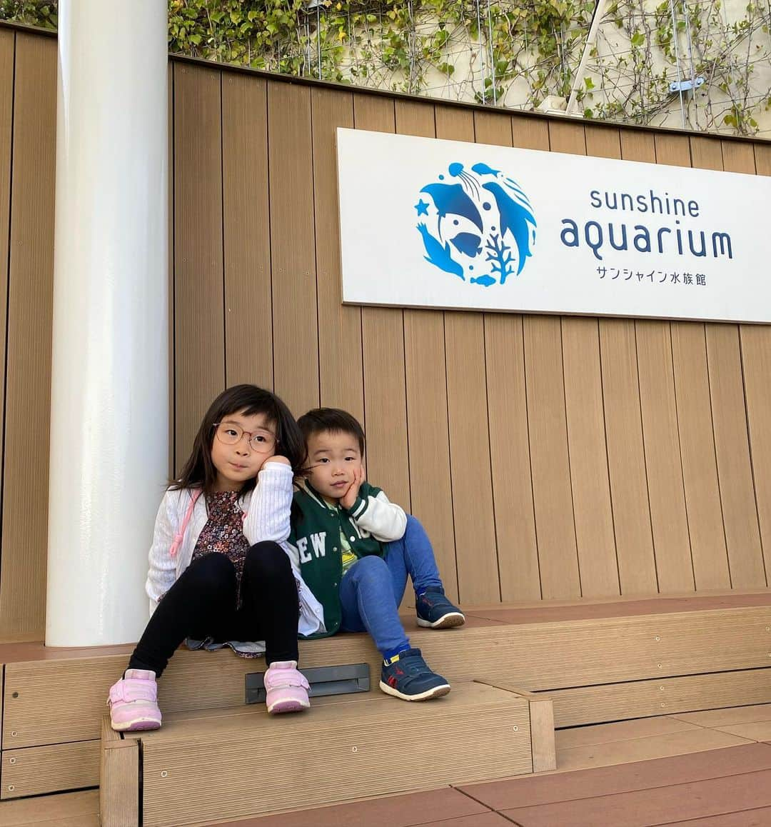 田中雅美さんのインスタグラム写真 - (田中雅美Instagram)「先日。 初池袋サンシャイン水族館。  ・ ・ 「写真撮ってー」 からの、いきなりポージングがウケる😂😂😂  ・ ・ #池袋 #サンシャイン水族館  #ポージング #なぜに」5月4日 22時03分 - tanakamasami_official