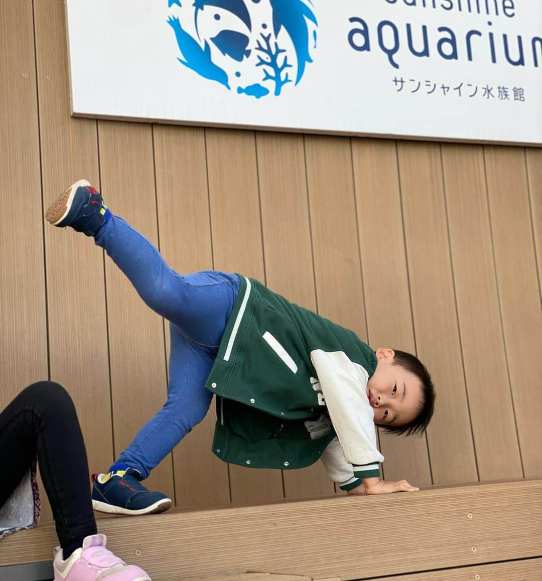 田中雅美さんのインスタグラム写真 - (田中雅美Instagram)「先日。 初池袋サンシャイン水族館。  ・ ・ 「写真撮ってー」 からの、いきなりポージングがウケる😂😂😂  ・ ・ #池袋 #サンシャイン水族館  #ポージング #なぜに」5月4日 22時03分 - tanakamasami_official