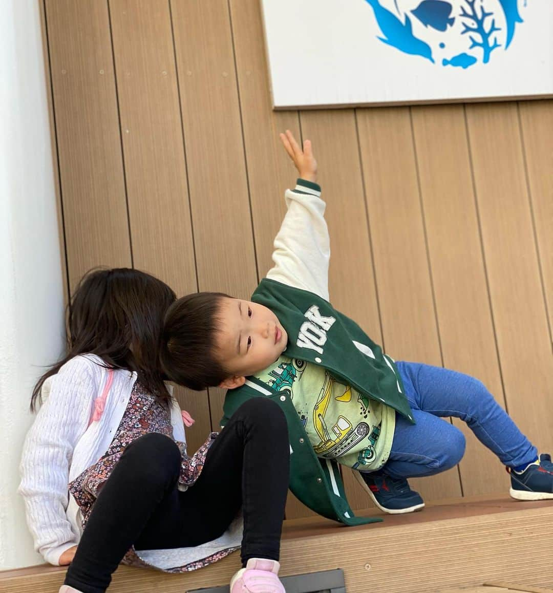 田中雅美さんのインスタグラム写真 - (田中雅美Instagram)「先日。 初池袋サンシャイン水族館。  ・ ・ 「写真撮ってー」 からの、いきなりポージングがウケる😂😂😂  ・ ・ #池袋 #サンシャイン水族館  #ポージング #なぜに」5月4日 22時03分 - tanakamasami_official