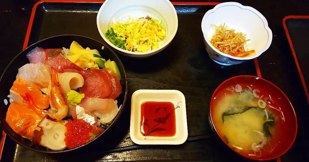 Kaedeのインスタグラム：「久しぶりに古町の大助さんへ！ 海鮮丼美味しかったです。」