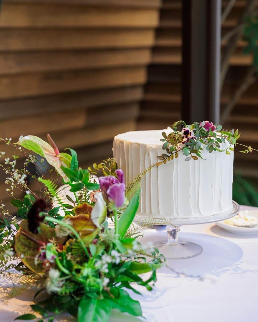 オリエンタルホテル ウェディングのインスタグラム：「.  Wedding Cake  ウェディングケーキもおふたりらしく  ケーキの段数や表面のデザイン おふたりのご希望をお伺いし カスタムケーキをお作りするのもとても素敵です  会場の装花の雰囲気に合わせて 統一感をもたせたケーキ装花もオシャレですね  @oriental.hotel.kobe  @oriental.hotel.wedding  @ideagraph.jp  @jieli.official  @jieli_yuki.__  @thetreatdressing  @treat_gentleman   #ohk花嫁 #ウェディングケーキ #weddingcake  #orientalhotel #orientalhotelwedding #オリエンタルホテル #オリエンタルホテル旧居留地」