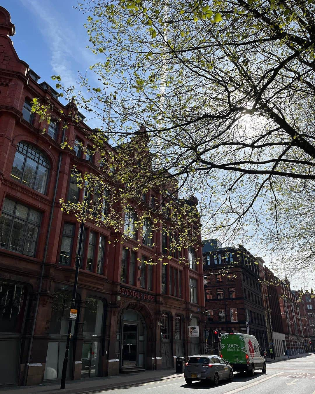 メラニー・サイクスさんのインスタグラム写真 - (メラニー・サイクスInstagram)「What a glorious day it was in beautiful Manchester yesterday wandering, taking pictures and having a massive mooch with @vickyearle_  in the Sunshiiiinnne! 🎤🐝  Happy Days,   More pics to follow 🤸🏽‍♂️🥰💫❤️  #architecture  #history #manchester #bluesky #humbled #northern」5月4日 22時07分 - msmelaniesykes