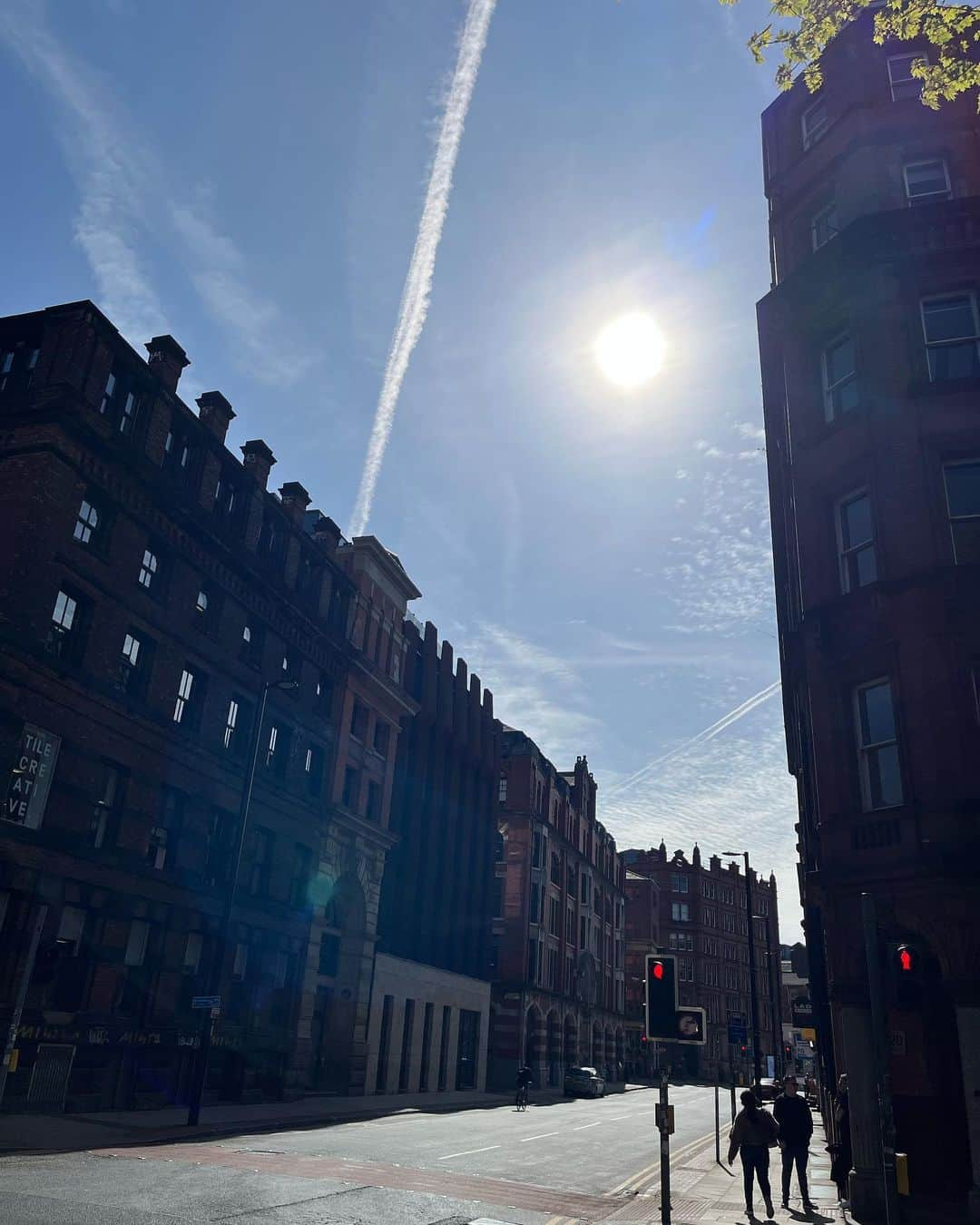 メラニー・サイクスさんのインスタグラム写真 - (メラニー・サイクスInstagram)「What a glorious day it was in beautiful Manchester yesterday wandering, taking pictures and having a massive mooch with @vickyearle_  in the Sunshiiiinnne! 🎤🐝  Happy Days,   More pics to follow 🤸🏽‍♂️🥰💫❤️  #architecture  #history #manchester #bluesky #humbled #northern」5月4日 22時07分 - msmelaniesykes