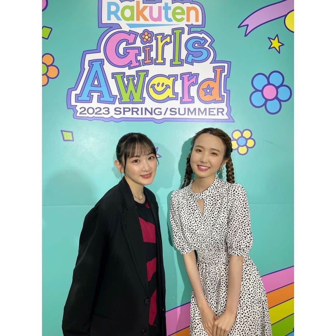 生駒里奈さんのインスタグラム写真 - (生駒里奈Instagram)「. Rakuten GirlsAward 2023 SPRING/SUMMER  今回はdazzlinさんのステージに 参加させて頂きました🩵  生駒ちゃんボードがあって本当に嬉しかった〜🥺 ありがとう！！ めちゃ気持ちが明るくなりました✨  あまりファッションイベントでランウェイ歩いて来なかったのですが、呼んで頂く機会が増えてきたので、ちょいと意識を高めなきゃと思いました笑  忌怪島のステージにも参加しました(*´꒳`*) 皆さんいきなりイマジョが出てきたり、怖い映像流れたりでさぞかしびっくりしたかと思いますが、  この作品は、個人的にはZ世代に是非観て頂きたいのです。 刺さるメッセージがあります！！  もちろん、ホラー好きは絶対！ 苦手な人はお友達と観てねっっ  あと気になるあの子と行ったら吊り橋効果使えるかもよ！！😘  そして本田仁美ちゃんとご挨拶しました(*´꒳`*) 嬉しかった〜〜  一応先輩ですが、今をときめくアイドルちゃんに会うと緊張しますねえへ  お姉さんは応援しております📣  #ガルアワ #dazzlin #忌怪島」5月4日 22時10分 - ikomarina_1229