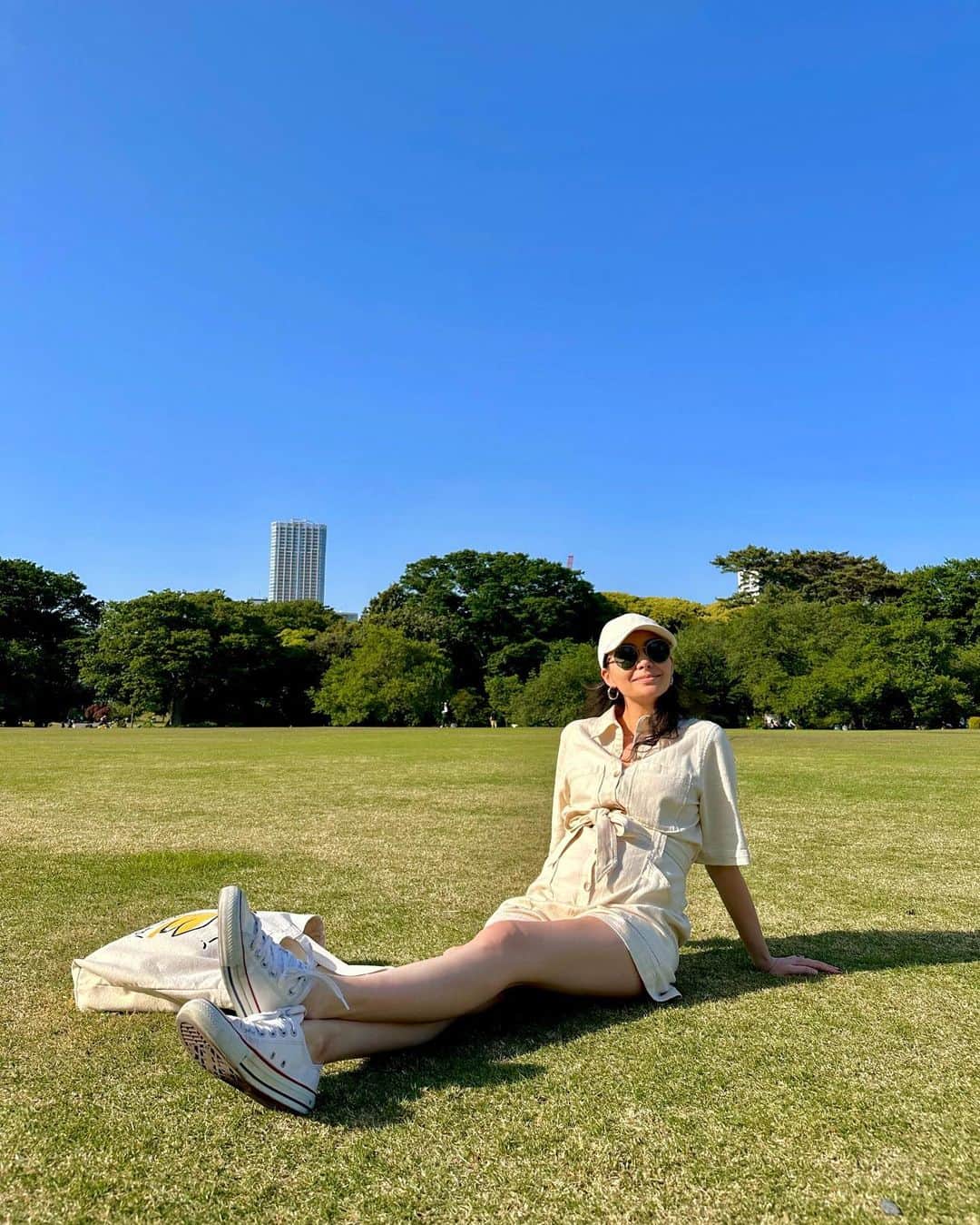 シャウラさんのインスタグラム写真 - (シャウラInstagram)「サマーーーー！！！！！ Summer weather in Tokyo☀️ #tokyo #park #新宿御苑 #公園」5月4日 22時10分 - shaula_vogue