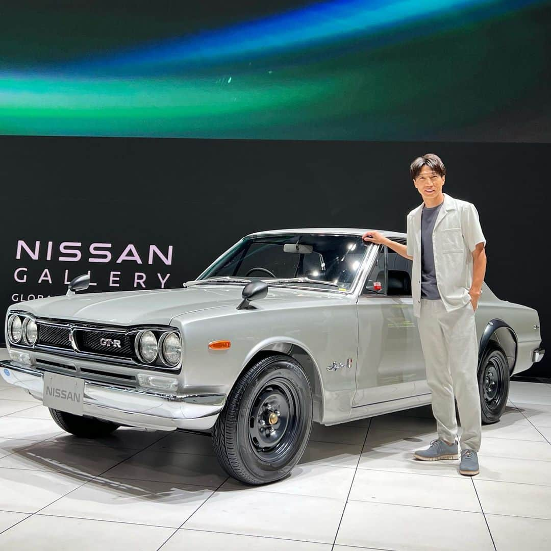 波戸康広のインスタグラム：「・ 日産グローバル本社ギャラリーに憧れのハコスカが展示されてたので、一緒に撮影させていただきました！📸  本日誕生日で、多くの皆様にお祝いメッセージをいただきありがとうございます😊 この1年も頑張って参りますので引き続きよろしくお願い致します🙌🏻  #感謝」