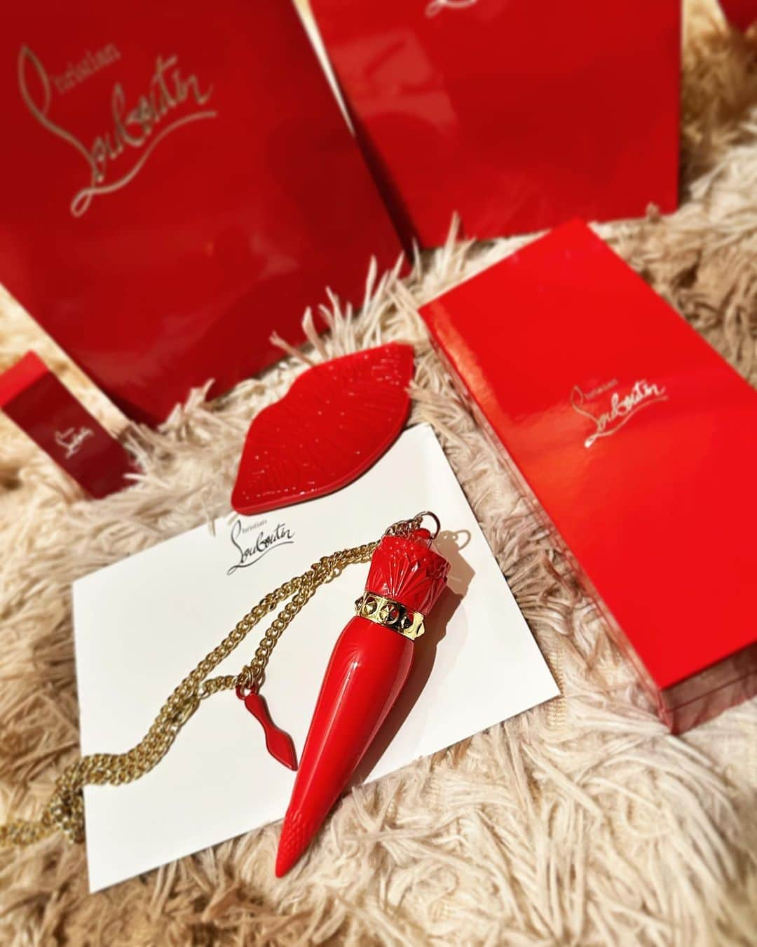 赤嶺紗羅のインスタグラム：「最近のマイブームはカラーメイク✨ んー、見てるだけでも可愛い🥹 　  @louboutinbeauty 💄」