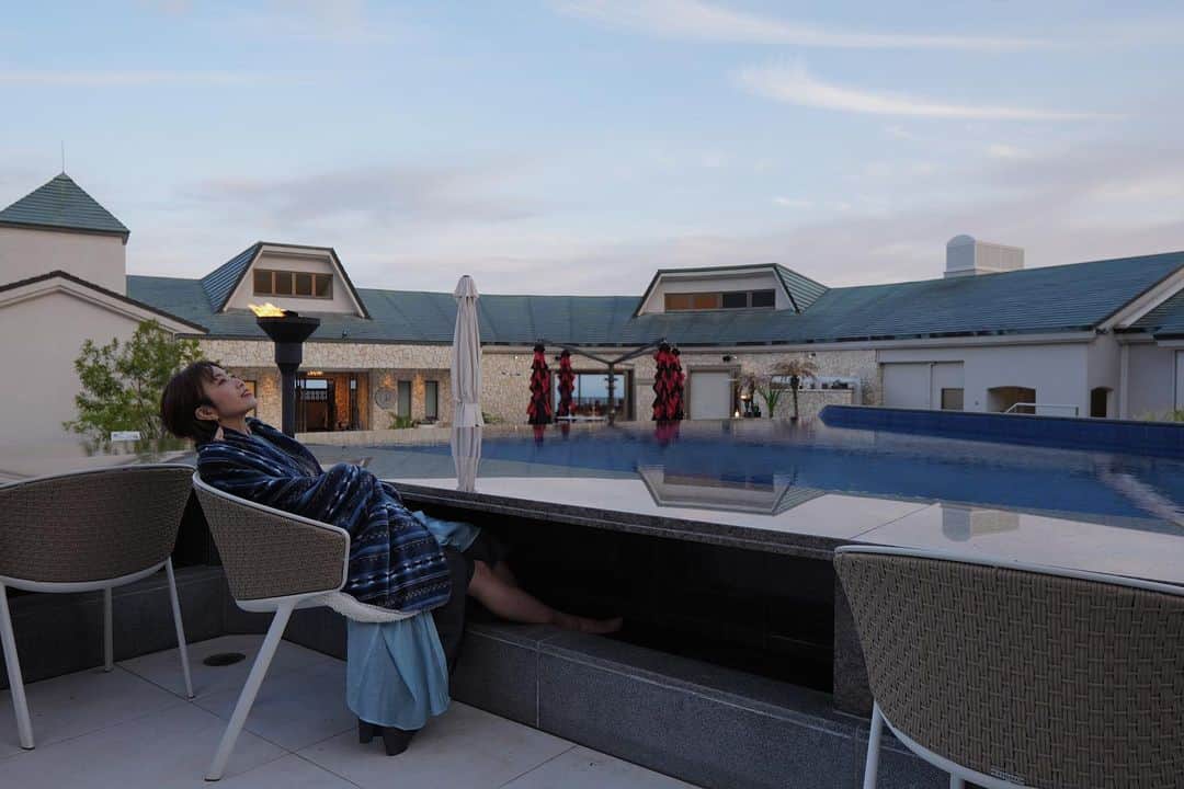 渡辺由布子さんのインスタグラム写真 - (渡辺由布子Instagram)「🦋  わざわざ飛行機に乗って遠くのリゾートに行かずとも、海外旅行気分に浸れる絶景ホテルを見つけてしまった♡  都心から伊豆の踊り子に揺られて2時間ちょっと。 伊豆熱川高原の丘の上に佇む「伊豆ホテルリゾート&スパ」でステイケーション。  送迎シャトルから降りてロビーに一歩足を踏み入れた瞬間、眼下に広がる景色にまずトキメク。 ヒルトップから雄大な太平洋と、遠くに伊豆諸島を望む最高のロケーション。  あの箱根芦ノ湖の「Bakery&Table」を併設していて、足湯に浸かりながらパンを食べる日帰り利用もOK!  でもやっぱり、ここまで来たら一度は泊まらなきゃ！  📸 01: 西棟と東棟を結ぶ渡り廊下がフォトジェニック 02: テンション上がって舞い上がった図 03: プールと見せかけて水盤と足湯カウンター 04: 日没前に点火、とライトアップ 05: オーシャンビューのバルコニーでチル 06: 天井高で開放感溢れる客室(こんな家に住みたいなぁ) 07: ウェルカムドリンク(セルフ)のみかんジュースが絶品 08: フィットネスジムもオーシャンビュー 09: 意外と熱めの足湯が冷えた体を温めてくれる 10: 伊豆熱川駅とホテルを繋ぐ無料送迎シャトルバス(完全予約制)  カップル旅 ★★★ 女子旅 ★★★ 親孝行旅 ★★★ ワーケーション ★★★ ご褒美旅 ★★★ アクセス ★★★  #伊豆ホテルリゾートアンドスパ  #伊豆ホテル #伊豆旅行 #熱川温泉 #客室露天風呂 #オーシャンビュー #温泉リゾート #足湯 #絶景ホテル #ホテル好きな人と繋がりたい #ワーケーション #夫婦旅 #staycation #luxuryhotel #hotelstay #GW #PR #socialport #hotsprings #onsen #travelwriter #weekendgetaway   🏷 Izu Hotel RESORT & SPA 📍 @izuhotel_resort.and.spa  🚪温泉露天DX テラスツインA 🗾 #Izu (#伊豆 ) #Shizuoka (#静岡 ) 🌎 #🇯🇵 #JAPAN (#日本 )」5月4日 22時16分 - watanabe_yuko