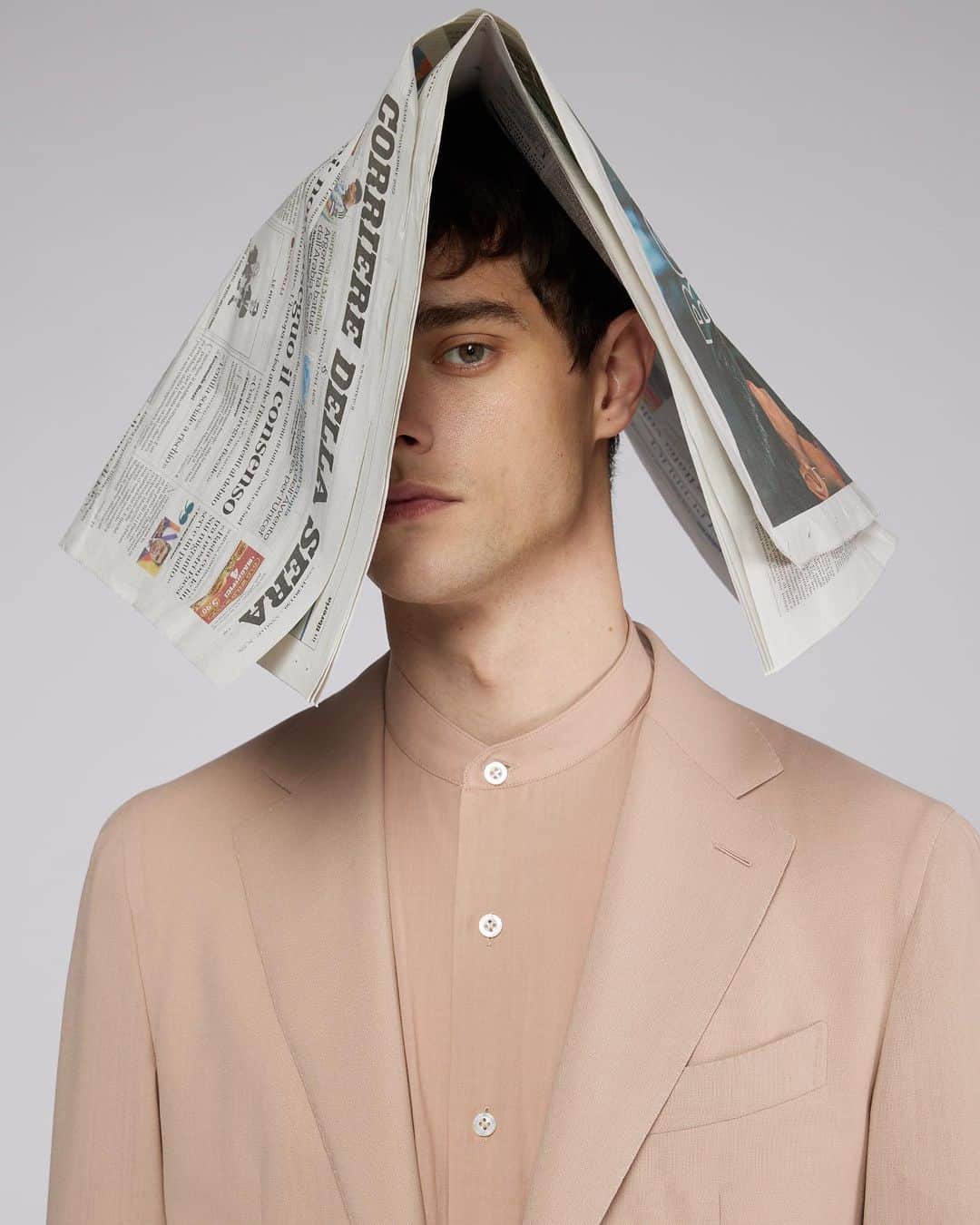 ラファエルカルーゾのインスタグラム：「Dusty pink Aida Jacket + shirt with a band collar. Read all about it at the link in bio.  #carusomenswear #ss23 #playfulelegance」
