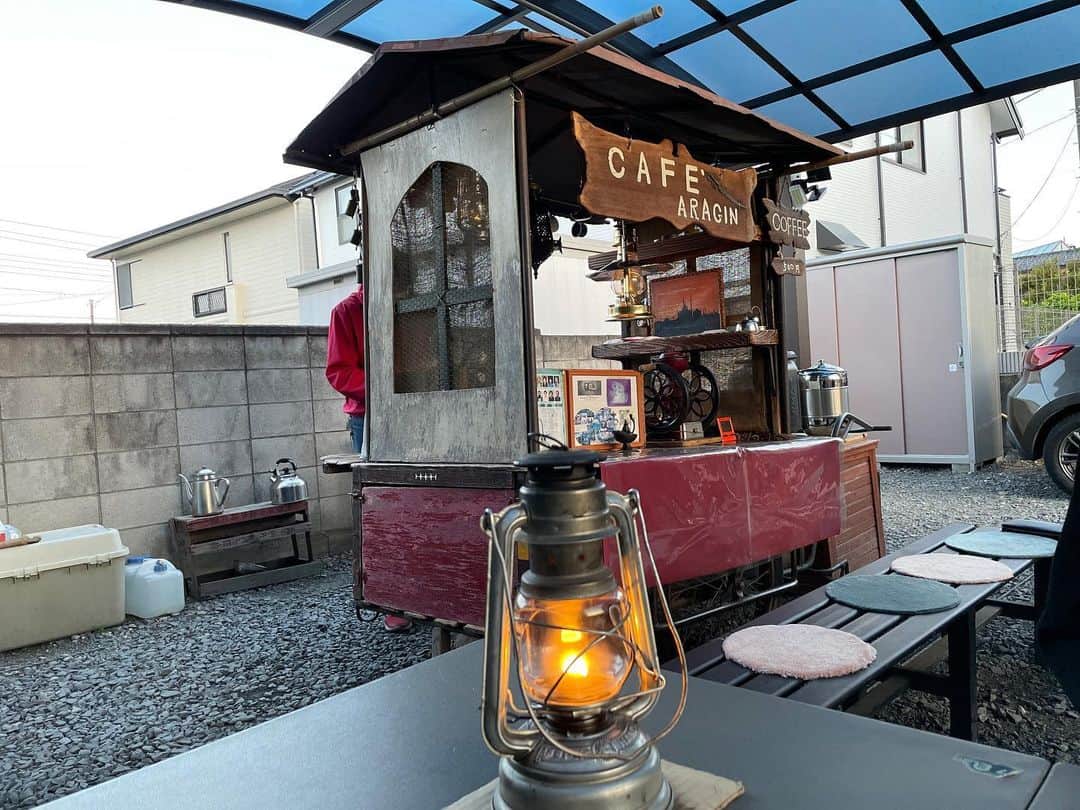 甲斐みのりさんのインスタグラム写真 - (甲斐みのりInstagram)「・ 営業時間は夕方17時から。メニューは一杯500円のコーヒーのみ。屋台ゆえに天候に応じて臨時休業あり。  NHK「ドキュメント72時間」で、「小さな屋台カフェ 千夜一夜物語」の回を観て以来、行ってみたいと憧れていた、栃木県足利市で営業50年を超えるコーヒー屋台〈アラジン〉。  実は去年の秋にバースデイ旅行で、〈アラジン〉と〈岡田のパンヂュウ〉とイモフライと焼きそば目当てに栃木旅に出たのですが、2日間に渡る雨で屋台は臨時休業。後ろ髪を引かれたままでした。  ゴールデンウィークは遠出を予定していませんでしたが、休みの谷間の平日午後に思い立って再び足利へ。  日暮れまで近隣を楽しみ、17時から夜の部営業の〈丸金餃子〉でホワイト餃子を食べたのち、念願のアラジン。  マスターから気さくに声をかけてくださって、差し出されたノートに書き込んだり、掲載雑誌を見せてもらったり。写真を撮っていいですか？と伺うと、「俺を撮るかい、結構絵になるんだよ。何に載せてもいいよ」と格好よくポーズをきめてくださいました。 「こっちからも撮ってあげるよ」と、屋台の向こう側からシャッターを押してくださって、その写真がとてもよくて。宝物にします。また伺います。  #たべるたのしみ  #たびのたのしみ」5月4日 22時19分 - minori_loule