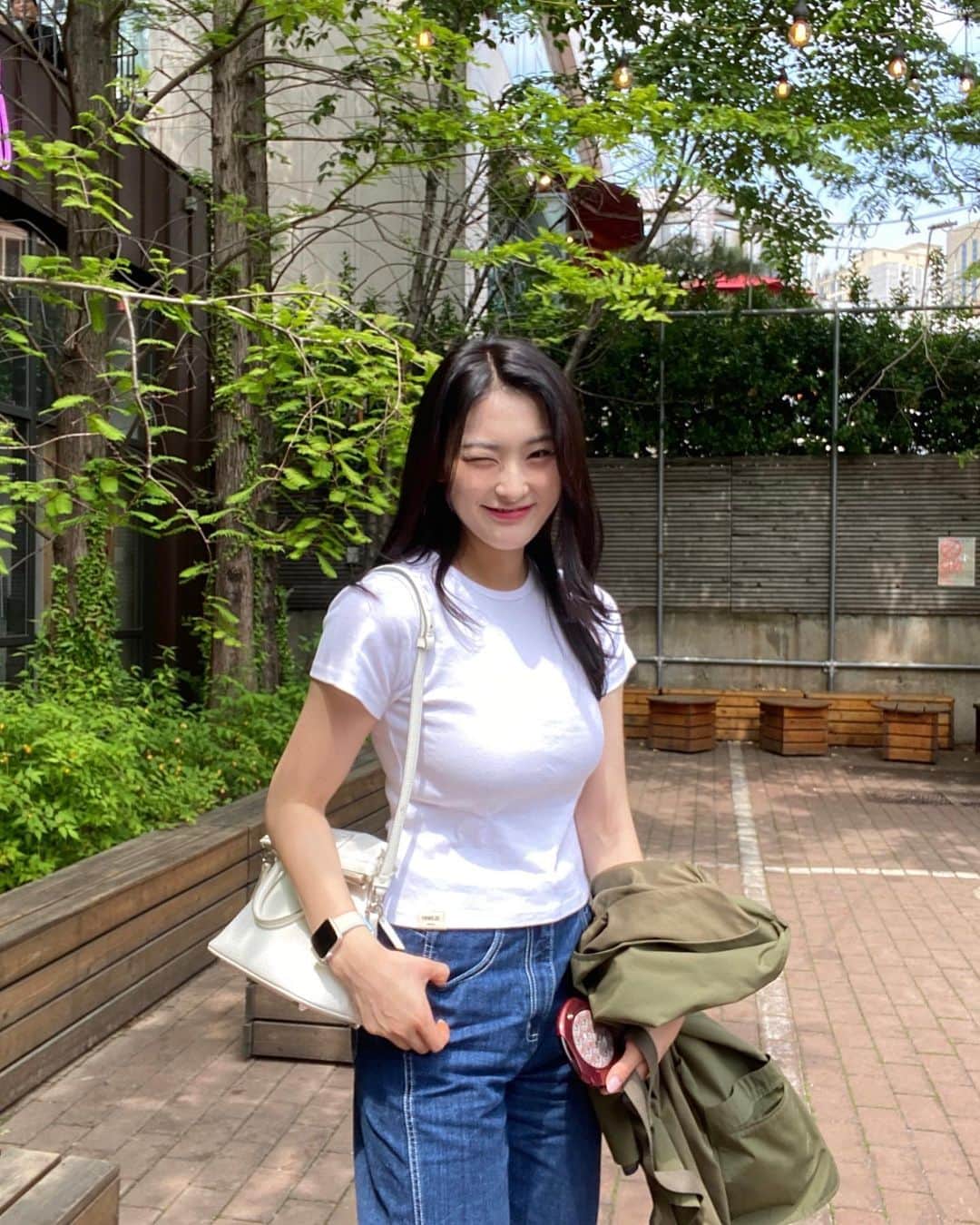 イ・ホジュンのインスタグラム：「손에 든 건 진동벨 🔔」