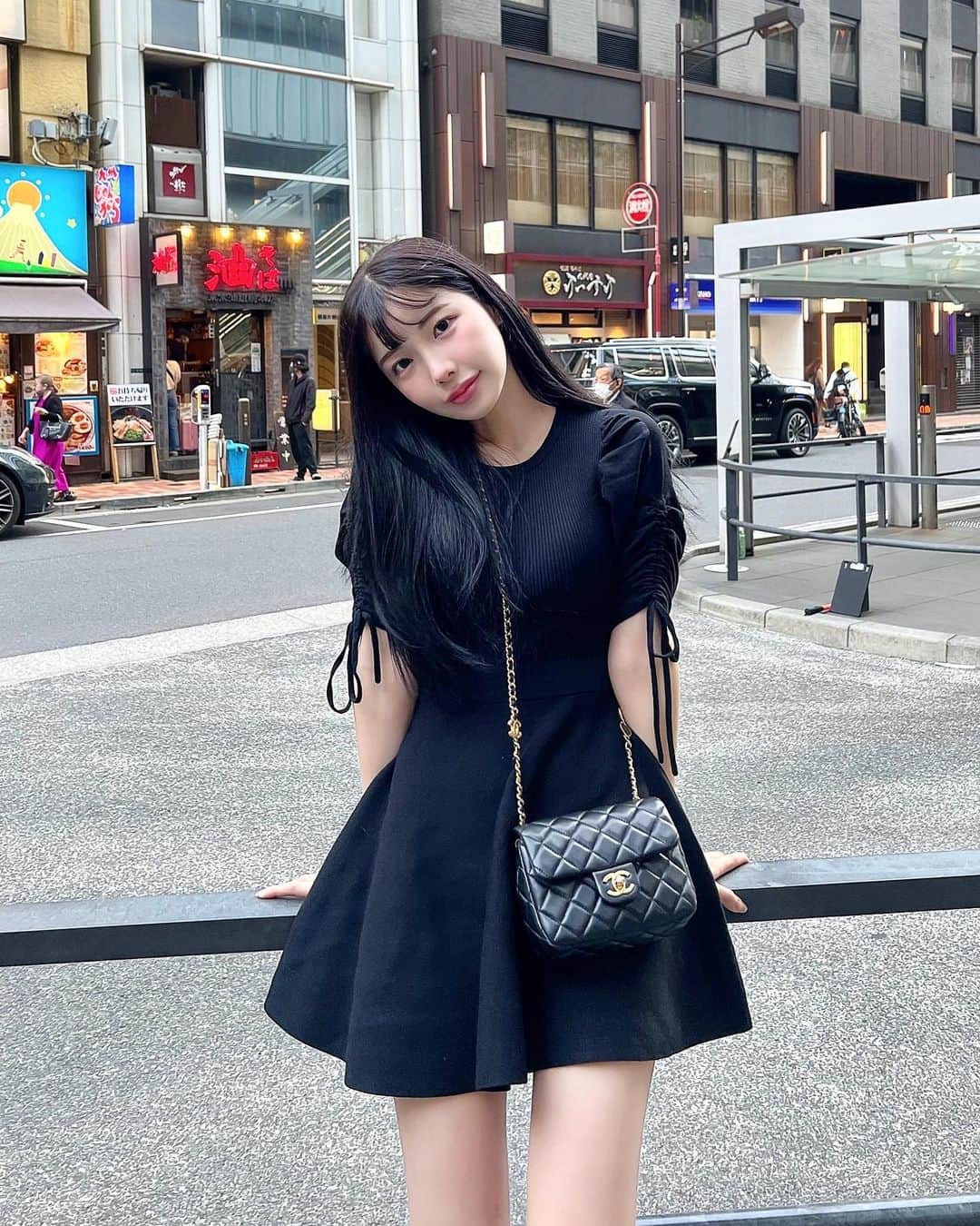 えみ姉のインスタグラム：「ㅤ 数日ぶりに化粧して外少しだけでれた♡ ㅤ すぐ疲れて帰ったけど。 ちょっとお買い物できてよかったーー ㅤ ㅤㅤ なんかよく分からんとこで写真撮ったけん 海外からきた観光客みたいな写真になった。🤳笑 ㅤ ㅤㅤㅤ #銀座 #銀座カフェ #ワンピース #ダイエット #垢抜け  #chanel #シャネル #prada #プラダ」
