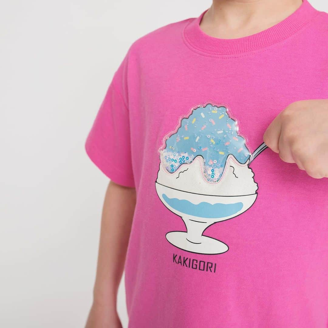 branshesさんのインスタグラム写真 - (branshesInstagram)「【🍧アイスTシャツ】  こんばんは！  本日は夏日のように いいお天気でしたね""((🌞))""  インスタの中の人もGWということで 本日は、とあるブランシェスのお店にお邪魔しました♡  ということで！！今夜は "お店で1番人気だったアイテム"をご紹介〜💁🏻‍♀️ ※インスタの中の人調べ  .....  今日のNo.1はこちら ☑︎ 接触冷感Tシャツシリーズ  　"夏に嬉しい"触れるとひんやり🏝 暑い日のmustアイテム  ↪︎↪︎↪︎ワンポイント刺繍アイスTシャツ （胸元の刺繍がそれぞれ違うのがpoint🍦）  ↪︎↪︎↪︎ぷっくりPVC半袖Tシャツ （PVCの中に氷のつぶのようなスパンコールが...!!! 見て触って楽しめます❄️）  どちらも詳しくは商品タグをTAP😉  #branshes #ブランシェス #instafashion #キッズコーデ #キッズファッション #ファッション #子供服 #童装 #子供服通販 #親子コーデ #子供のいる暮らし #親バカ部 #家族写真 #子育て #子育てママ #こどもと暮らす #ママさんと繋がりたい #男の子コーデ #女の子コーデ #むすこふく #むすめふく #男の子ママ #女の子ママ #tシャツ #ペア #ユニセックス #夏服 #リンクコーデ #接触冷感」5月4日 22時23分 - branshes