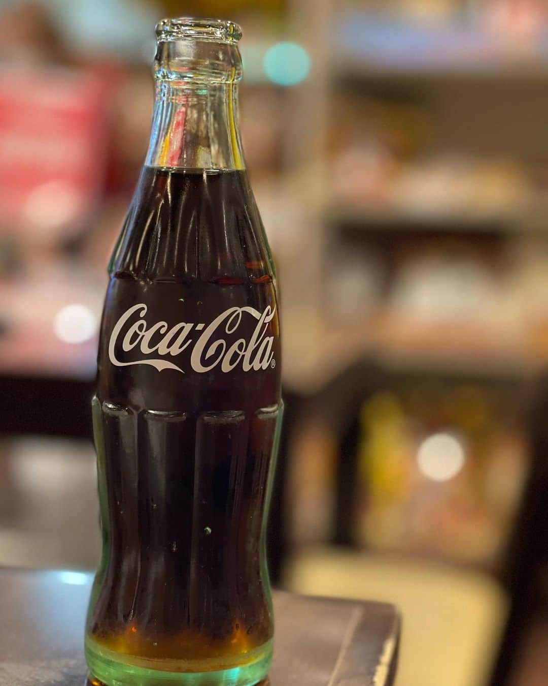 のインスタグラム：「子供の頃、銭湯に行って毎回飲むのはコーヒー牛乳。 今はコーヒー牛乳はいつでも飲める。  なかなか飲めない、と思うと飲みたくなる。ここで整ったあとは、いつも瓶コーラ。  瓶も缶もペットボトルも中身は同じだそうだが、瓶が一番美味しく感じるのはなぜだろう。  くぅー、あぁー、きくー！  #スーパー銭湯 #瓶コーラ」