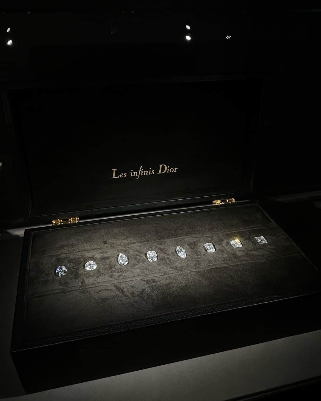 髙田麻紀子さんのインスタグラム写真 - (髙田麻紀子Instagram)「❤︎ . @DIOR  High Jewelry Tour💎  ”Stones carried spiritual benefits and healing. they are alive. “🌈  #villadior #villadior2023」5月4日 22時24分 - makikotakada