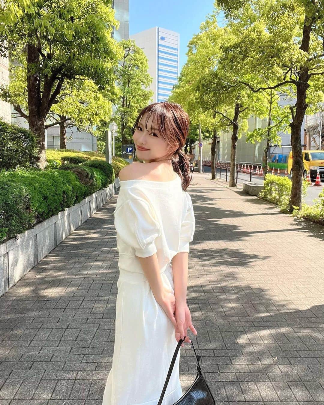 木田絵里香さんのインスタグラム写真 - (木田絵里香Instagram)「. 楽ちんセットアップ☀️ 天気良くて毎日幸せ🌳 . 品番はTOPのURLから🏷️ . #セットアップ」5月4日 22時25分 - erika_resexxy