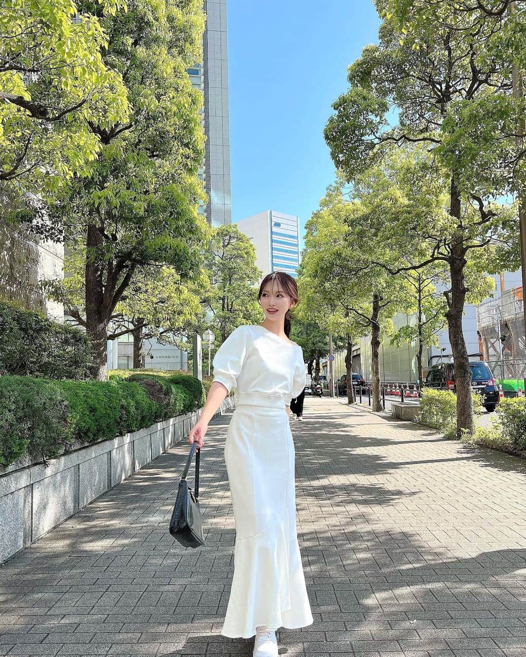 木田絵里香さんのインスタグラム写真 - (木田絵里香Instagram)「. 楽ちんセットアップ☀️ 天気良くて毎日幸せ🌳 . 品番はTOPのURLから🏷️ . #セットアップ」5月4日 22時25分 - erika_resexxy