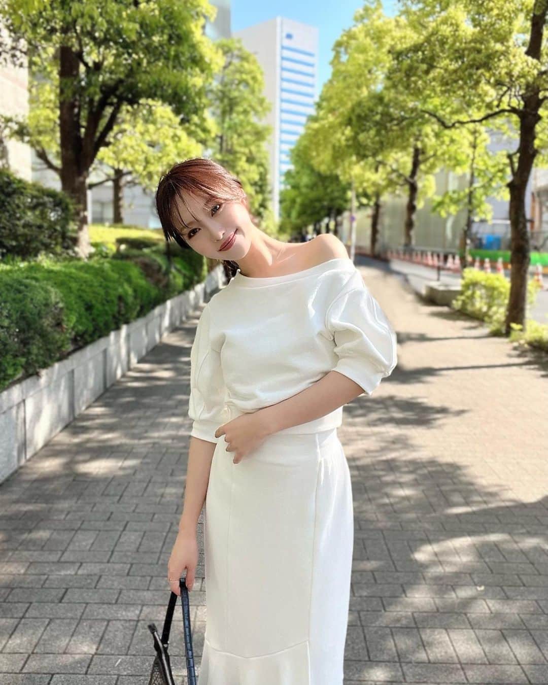 木田絵里香さんのインスタグラム写真 - (木田絵里香Instagram)「. 楽ちんセットアップ☀️ 天気良くて毎日幸せ🌳 . 品番はTOPのURLから🏷️ . #セットアップ」5月4日 22時25分 - erika_resexxy
