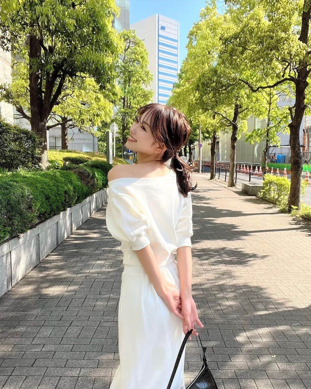 のインスタグラム：「. 楽ちんセットアップ☀️ 天気良くて毎日幸せ🌳 . 品番はTOPのURLから🏷️ . #セットアップ」