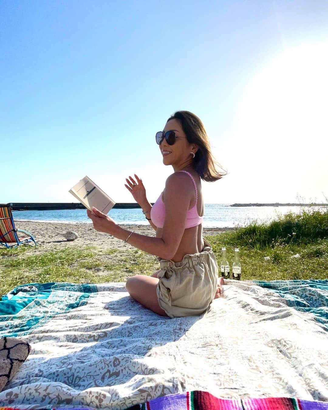 のインスタグラム：「2連休のGW ビーチでbeerのみながら ゴロゴロしながら 読書したてchillしたいなぁって思ってたの🙆‍♀️ 最高に気持ち良かった💓🌊  さぁ何を読んでると思う⁉️💁‍♀️  そしてGUのプニサンが可愛い🤍何より、履いてないより楽くらい素晴らしい🙌🏾 JILにそっくりだよね🤣  ビキニはALEXIA STAM👙 青み強めの私が大好きなpink 見た瞬間買うと決めていた💓 このスポブラみたいな安定感も良い🫡🫡🫡」