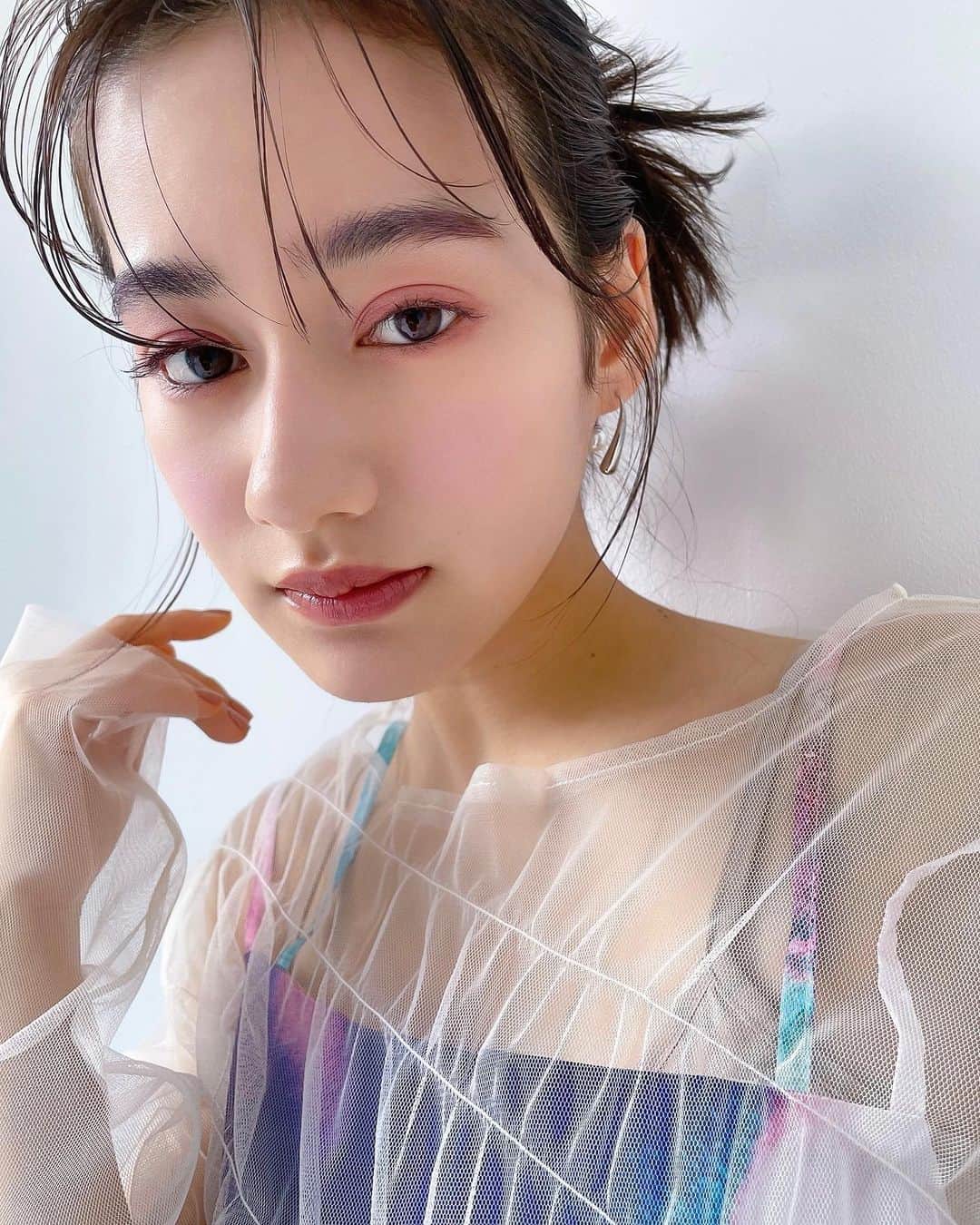 谷口翠彩のインスタグラム：「𝐒𝐮𝐦𝐦𝐞𝐫 𝟐𝟎𝟐𝟑 𝐂𝐨𝐥𝐥𝐞𝐜𝐭𝐢𝐨𝐧 “𝐒𝐔𝐍 𝐃𝐑𝐄𝐀𝐌𝐈𝐍𝐆” @addictionbeauty_official   太陽の光が見せてくれる美しさは計り知れないもの。 きっと世界中の誰もが魅了されている。  時間ごとに移り変わる光に照らされて、 焼けた肌と髪にはさまざまな表情が映し出されていく。  今こそ、静寂さと陽気な雰囲気がミックスされた 夏の太陽のようなハーモニーをまとって。  eye： @addictionbeauty_official  ザ アイディグニファイドネイビーシャドウパレット  102 sun Dreaming  eyebrow： @addictionbeauty_official  ⚫︎プレスド デュオ アイブロウ 006 Berry Duo ⚫︎アイブロウマスカラ　カラーニュアンス 005 Fuchsia Lilac  cheek ⚫︎ @addictionbeauty_official  ニュアンサー 005N Aurora Veil ⚫︎ @rmkofficial  ピュア コンプレクション ブラッシュ03 ラベンダーレース  eyeline： @rmkofficial アディファイニングペンシル02  mascara： @uneven_jp  ニュアンスマスカラ　 ディグニファイドネイビー  lip： @addictionbeauty_official  ザ リップスティック シアー Ｌ102 Silent Hour  . . . .  #みどめいく#みどへあめいく #addiction#addictionbeauty#アディクション#アディクションアイシャドウ#rmk#2023新作コスメ#新作コスメ2023」