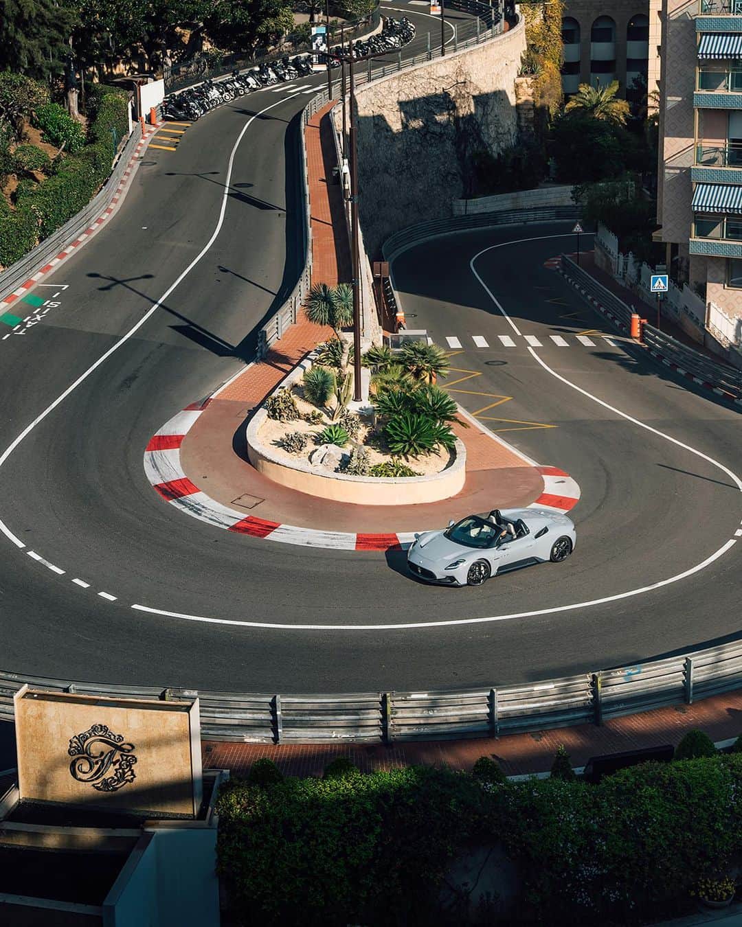 マセラティさんのインスタグラム写真 - (マセラティInstagram)「Top down and pedal to the metal. The luxurious, high-performance Maserati MC20 Cielo in the city that glamorously defines motorsport history – Monaco. #MaseratiMC20Cielo #Maserati」5月4日 22時28分 - maserati