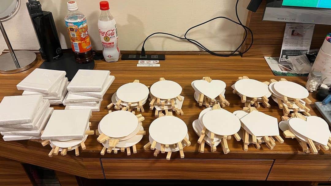 326のインスタグラム：「今回の目玉の1つの原画チャが在庫ゼロになりまして…絶対に余るくらい余分に描いたんですがゼロになりまして… 個展は原画チャだ。在庫がゼロなら意味がない。って誰かが言ってたので…明日までに70枚描いていきます…最終日までにはゼロになるやろな…ううう。1人2回までとかにしないとダメかな…死ぬ」