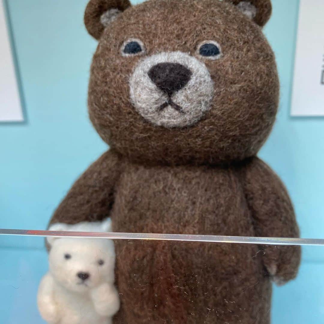川村エミコさんのインスタグラム写真 - (川村エミコInstagram)「レジェンドお二人と撮っていただきました。 本を一冊読んだようなトークショーで感動しました。  兎にも角にも今 やる気に満ち溢れています！  人生のあれやこれやの気付きや 振り返りにもなります。 ずっと笑ってました。 トークショー、生は最高です。  #生活の楽しみ展 #糸井重里 さん #祖父江慎 さん  2枚目祖父江さんと！ 祖父江さんにゾッコンLOVEです。 今日からタイプは祖父江さん！  3枚目糸井重里さんと！ 心がシャンとします。 糸井さんの素晴らしい人生経験があるからこそ 対談相手の方の柔らかくて面白い部分がどっぷり溢れ出ててるんじゃないかと。。。 感動です。  4枚目 入口。暖簾ってのが❤️好き❤️ 5.6枚目 下尾さんとめぐみちゃんと。 下尾さんはずっとお世話になっております。 めぐみちゃんにもずっとお世話になっております。 私がお家がない頃、家に住まわせてくれました。ずっと感謝です。 7枚目キュン🐻 8枚目めぐみちゃんのお土産 9枚目ペタ！  生活のたのしみ展 大満喫させていただきましたっ！  ⭐️😊🍀❤️⭐️😊🍀❤️  あ、ピーナッツ🥜ペースト買いました。 明日の朝、トースト🍞に塗るのが楽しみです。^_^ ❤️」5月4日 22時31分 - kawamura_emiko