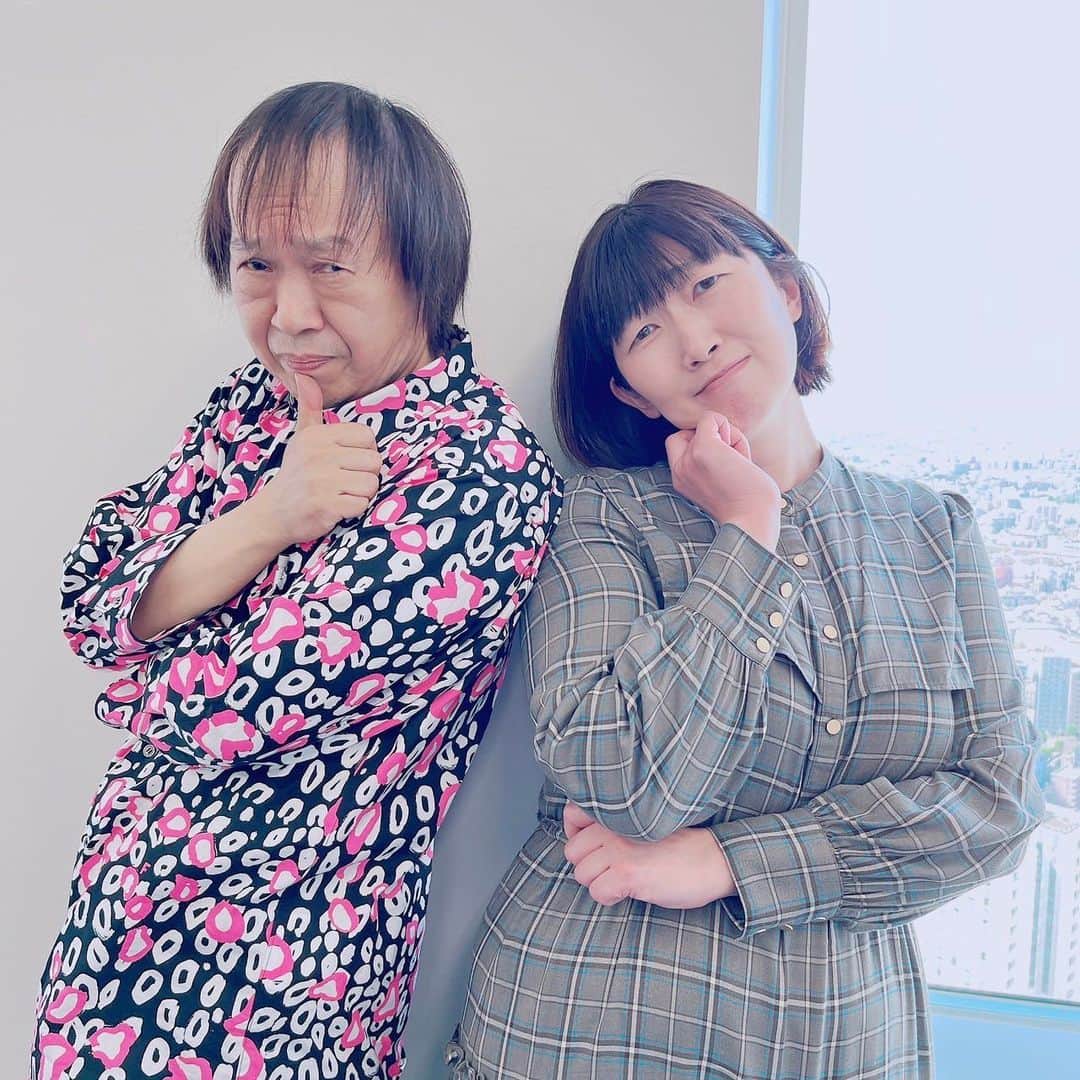 川村エミコさんのインスタグラム写真 - (川村エミコInstagram)「レジェンドお二人と撮っていただきました。 本を一冊読んだようなトークショーで感動しました。  兎にも角にも今 やる気に満ち溢れています！  人生のあれやこれやの気付きや 振り返りにもなります。 ずっと笑ってました。 トークショー、生は最高です。  #生活の楽しみ展 #糸井重里 さん #祖父江慎 さん  2枚目祖父江さんと！ 祖父江さんにゾッコンLOVEです。 今日からタイプは祖父江さん！  3枚目糸井重里さんと！ 心がシャンとします。 糸井さんの素晴らしい人生経験があるからこそ 対談相手の方の柔らかくて面白い部分がどっぷり溢れ出ててるんじゃないかと。。。 感動です。  4枚目 入口。暖簾ってのが❤️好き❤️ 5.6枚目 下尾さんとめぐみちゃんと。 下尾さんはずっとお世話になっております。 めぐみちゃんにもずっとお世話になっております。 私がお家がない頃、家に住まわせてくれました。ずっと感謝です。 7枚目キュン🐻 8枚目めぐみちゃんのお土産 9枚目ペタ！  生活のたのしみ展 大満喫させていただきましたっ！  ⭐️😊🍀❤️⭐️😊🍀❤️  あ、ピーナッツ🥜ペースト買いました。 明日の朝、トースト🍞に塗るのが楽しみです。^_^ ❤️」5月4日 22時31分 - kawamura_emiko
