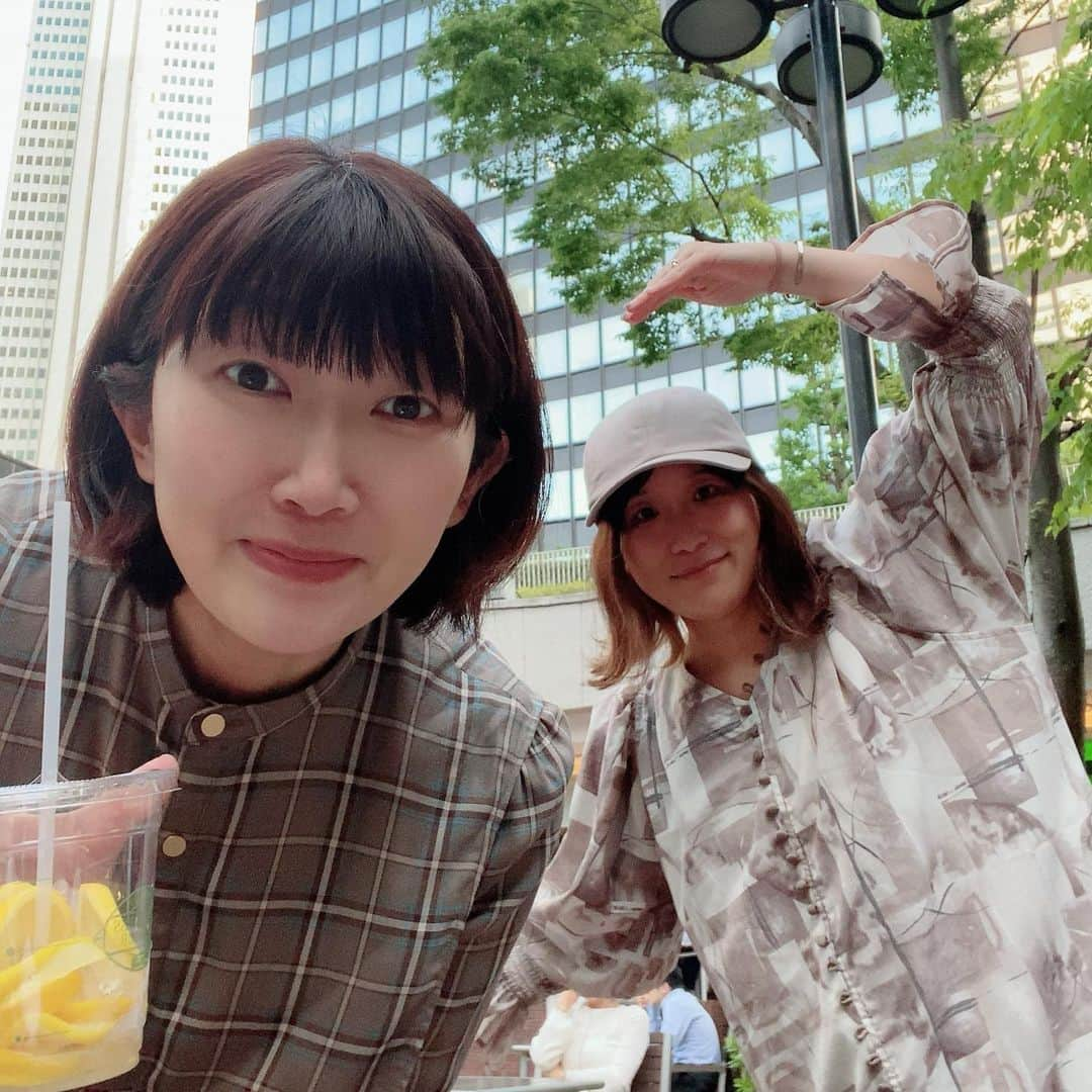 川村エミコさんのインスタグラム写真 - (川村エミコInstagram)「レジェンドお二人と撮っていただきました。 本を一冊読んだようなトークショーで感動しました。  兎にも角にも今 やる気に満ち溢れています！  人生のあれやこれやの気付きや 振り返りにもなります。 ずっと笑ってました。 トークショー、生は最高です。  #生活の楽しみ展 #糸井重里 さん #祖父江慎 さん  2枚目祖父江さんと！ 祖父江さんにゾッコンLOVEです。 今日からタイプは祖父江さん！  3枚目糸井重里さんと！ 心がシャンとします。 糸井さんの素晴らしい人生経験があるからこそ 対談相手の方の柔らかくて面白い部分がどっぷり溢れ出ててるんじゃないかと。。。 感動です。  4枚目 入口。暖簾ってのが❤️好き❤️ 5.6枚目 下尾さんとめぐみちゃんと。 下尾さんはずっとお世話になっております。 めぐみちゃんにもずっとお世話になっております。 私がお家がない頃、家に住まわせてくれました。ずっと感謝です。 7枚目キュン🐻 8枚目めぐみちゃんのお土産 9枚目ペタ！  生活のたのしみ展 大満喫させていただきましたっ！  ⭐️😊🍀❤️⭐️😊🍀❤️  あ、ピーナッツ🥜ペースト買いました。 明日の朝、トースト🍞に塗るのが楽しみです。^_^ ❤️」5月4日 22時31分 - kawamura_emiko