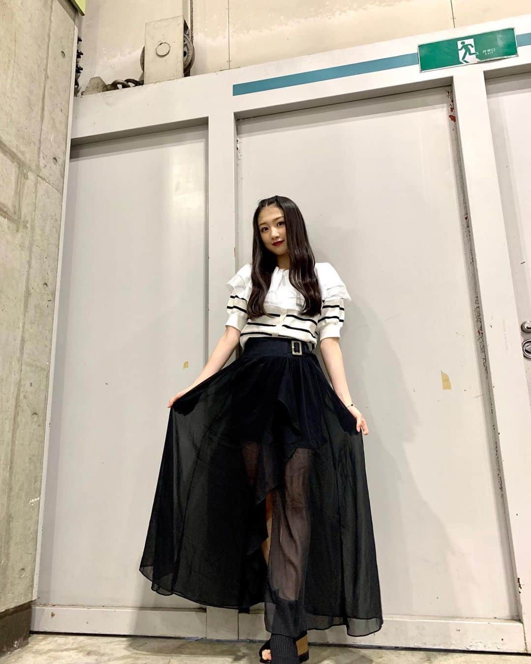 塩月希依音のインスタグラム：「大人ガーリー❤︎  このスリット入りのスカートで 脚出しにすることで 10代でも着こなせる 大人っぽコーデに🖤  #code#コーデ#fashion #ファッション#大人#大人コーデ #大人ガーリー#ガーリーコーデ #ガーリー#ロングスカート#jk#ljk #05#05년생 #05line」